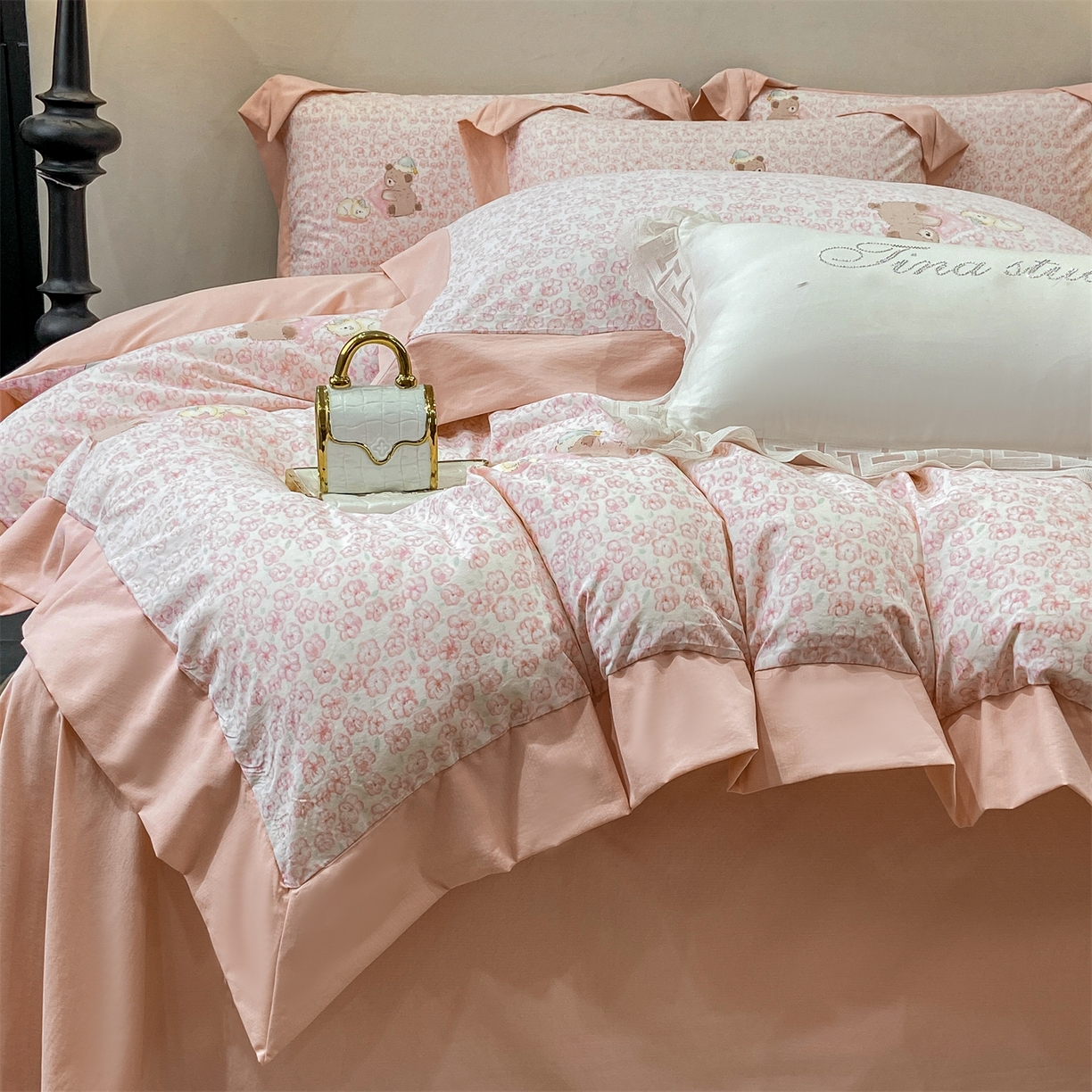 91家纺网 家纺一手货源 找家纺 慕木家纺 2026新款A类印花拼角工艺慕斯棉四件套系列（抽空压缩可供跨境）提供买家秀 甜梦熊+粉