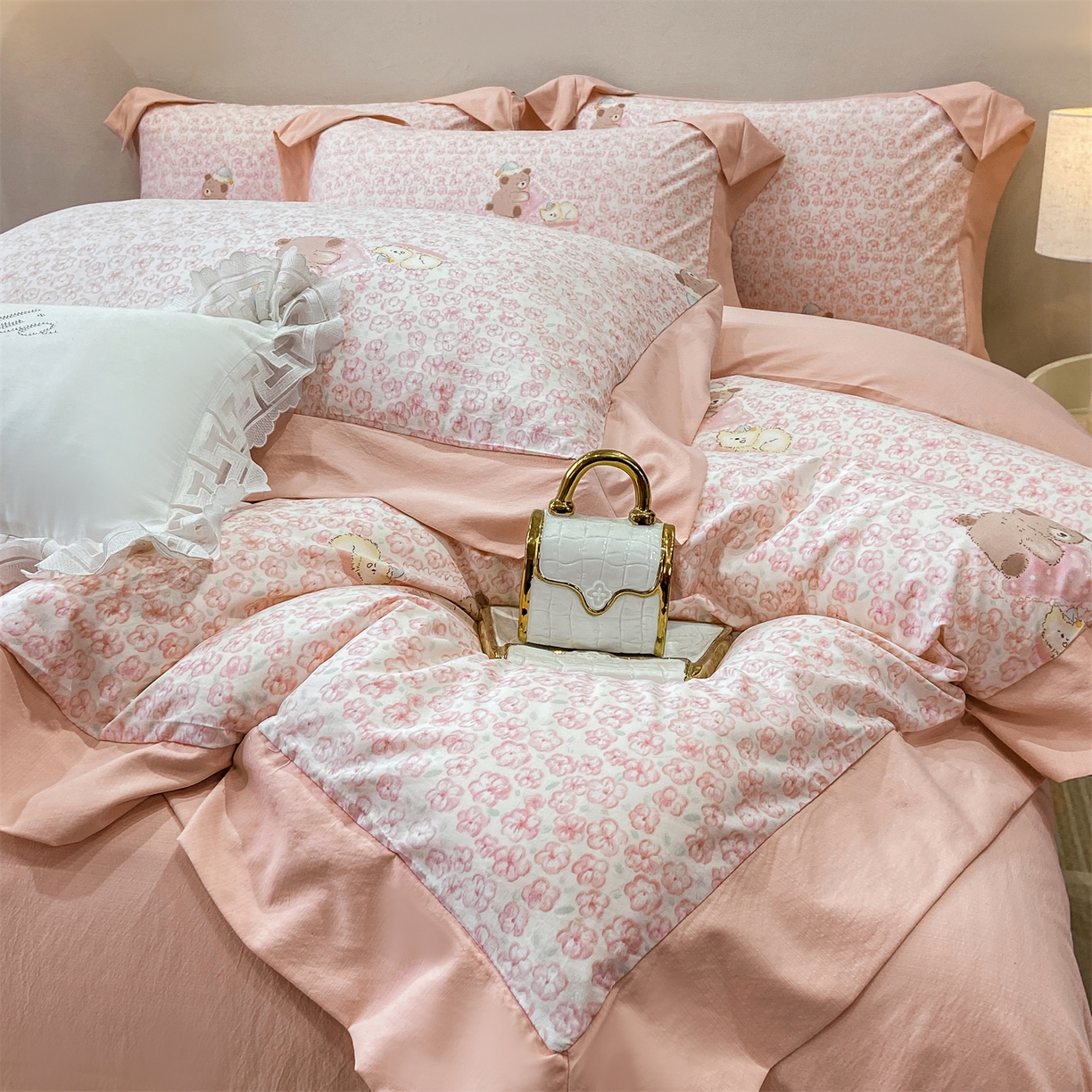 91家纺网 家纺一手货源 找家纺 慕木家纺 2026新款A类印花拼角工艺慕斯棉四件套系列（抽空压缩可供跨境）提供买家秀 甜梦熊+粉