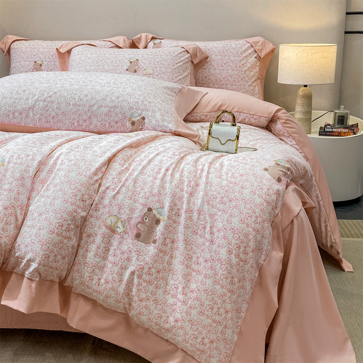 91家纺网 家纺一手货源 找家纺 慕木家纺 2026新款A类印花拼角工艺慕斯棉四件套系列（抽空压缩可供跨境）提供买家秀 甜梦熊+粉