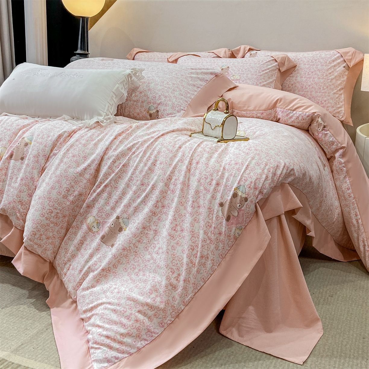 91家纺网 家纺一手货源 找家纺 慕木家纺 2026新款A类印花拼角工艺慕斯棉四件套系列（抽空压缩可供跨境）提供买家秀 甜梦熊+粉