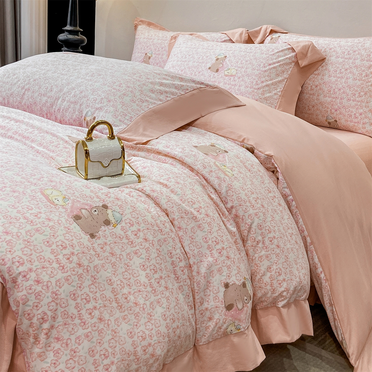 91家纺网 家纺一手货源 找家纺 慕木家纺 2026新款A类印花拼角工艺慕斯棉四件套系列（抽空压缩可供跨境）提供买家秀 甜梦熊+粉