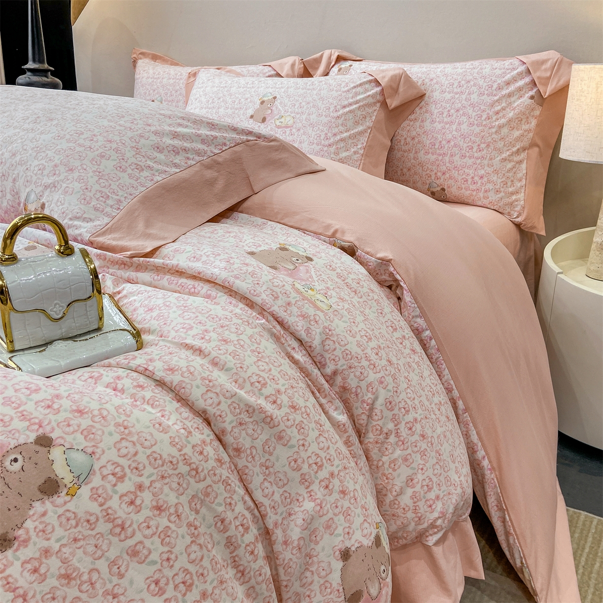91家纺网 家纺一手货源 找家纺 慕木家纺 2026新款A类印花拼角工艺慕斯棉四件套系列（抽空压缩可供跨境）提供买家秀 甜梦熊+粉