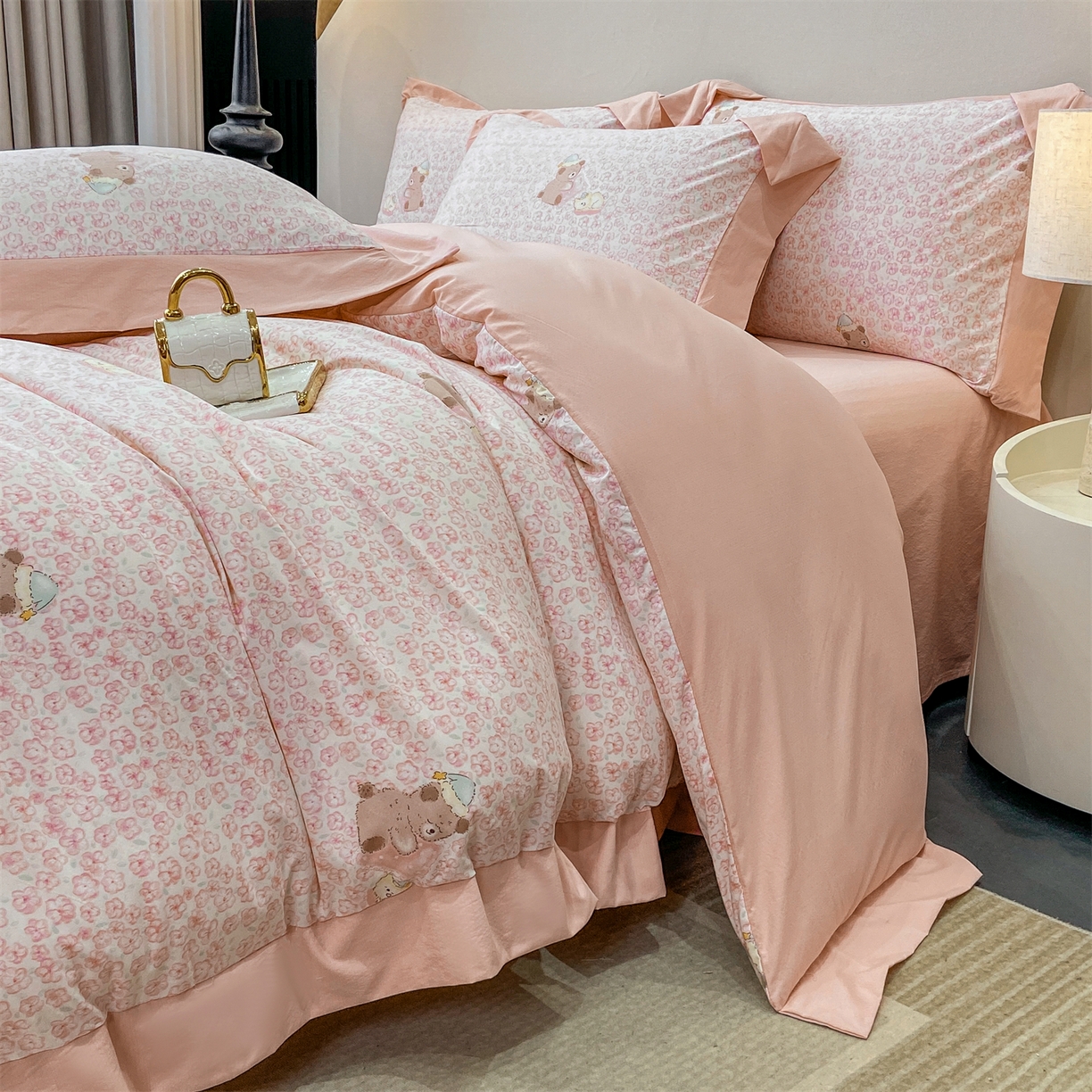 91家纺网 家纺一手货源 找家纺 慕木家纺 2026新款A类印花拼角工艺慕斯棉四件套系列（抽空压缩可供跨境）提供买家秀 甜梦熊+粉