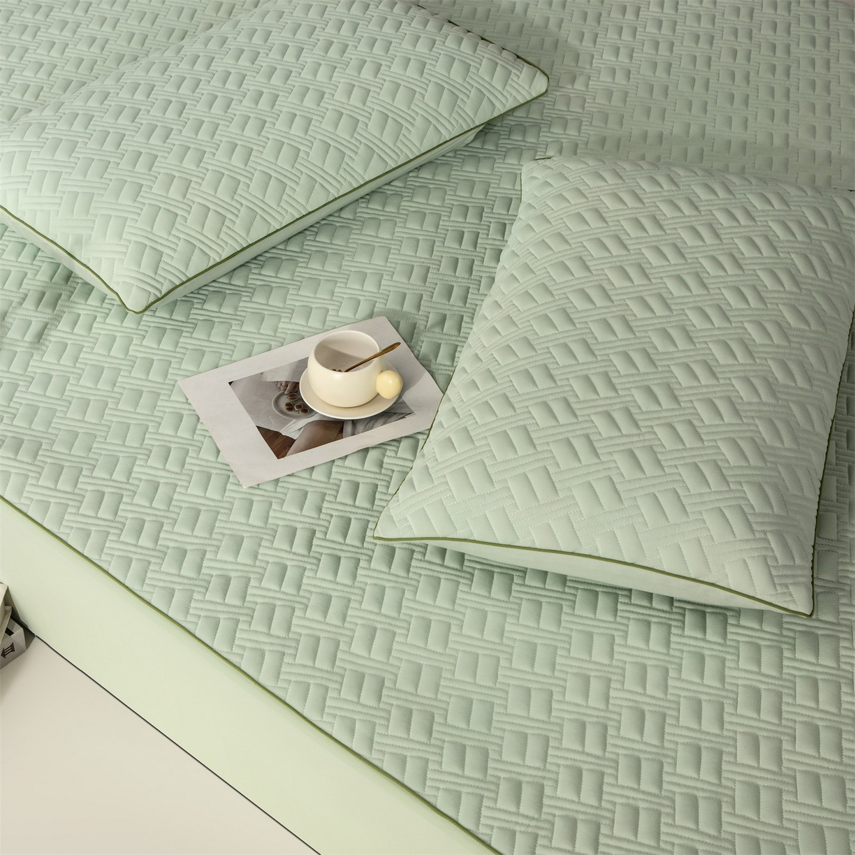 91家纺网 家纺一手货源 找家纺 雯豆家纺 2026新款10A抗菌氨纶凉感丝夏季冰皮床笠三件套简约纯色床垫保护套-风格一 时光氨纶凉感丝床笠-青草绿