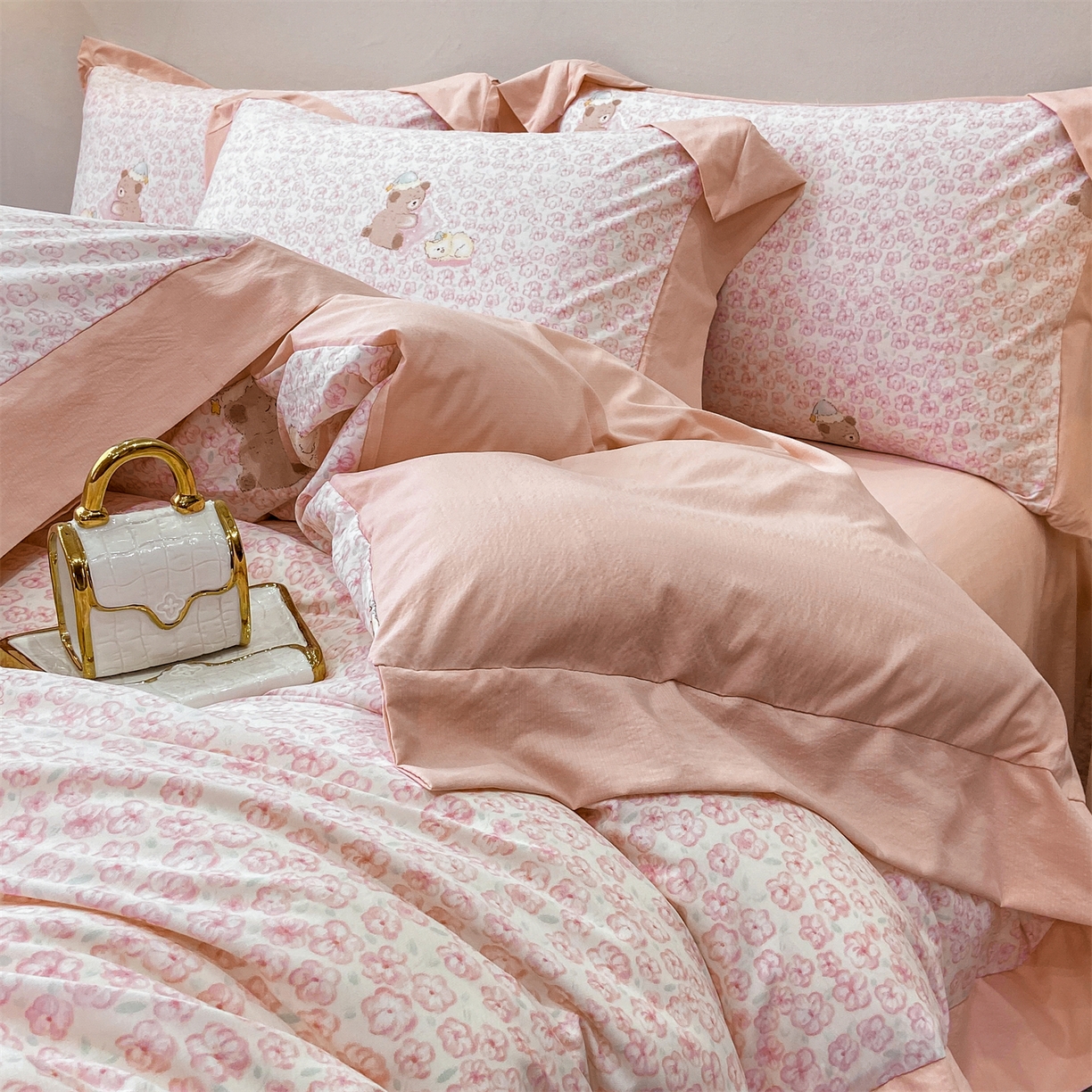 91家纺网 家纺一手货源 找家纺 慕木家纺 2026新款A类印花拼角工艺慕斯棉四件套系列（抽空压缩可供跨境）提供买家秀 甜梦熊+粉