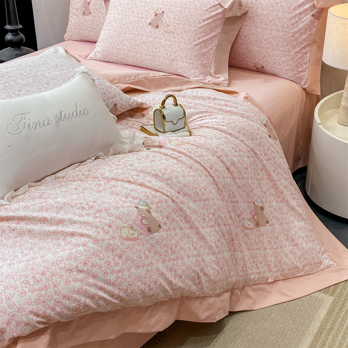 91家纺网 家纺一手货源 找家纺 慕木家纺 2026新款A类印花拼角工艺慕斯棉四件套系列（抽空压缩可供跨境）提供买家秀 甜梦熊+粉
