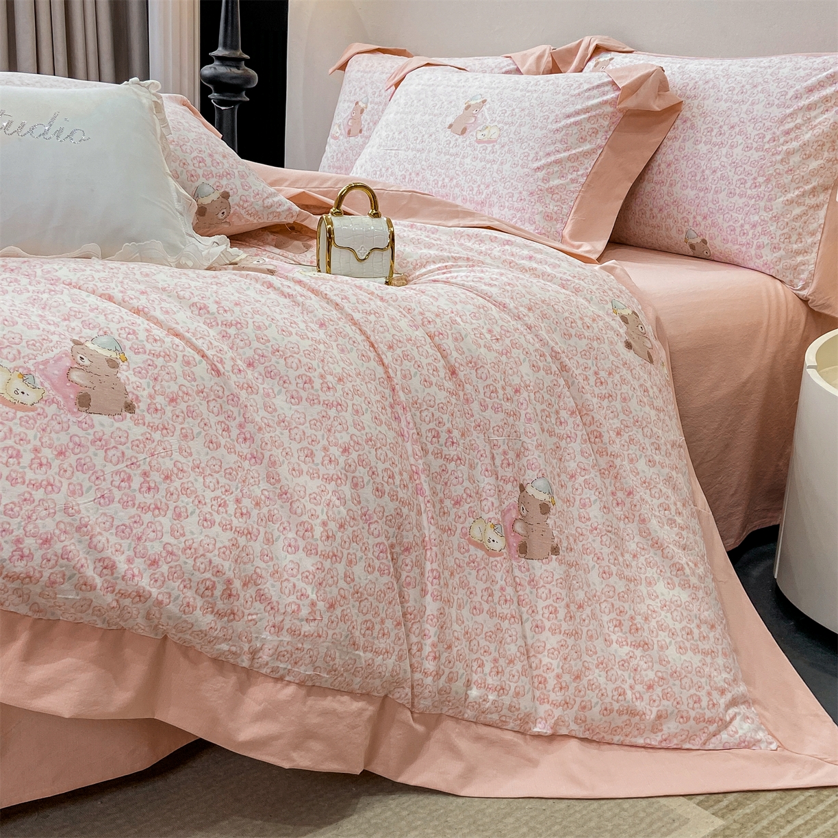 91家纺网 家纺一手货源 找家纺 慕木家纺 2026新款A类印花拼角工艺慕斯棉四件套系列（抽空压缩可供跨境）提供买家秀 甜梦熊+粉