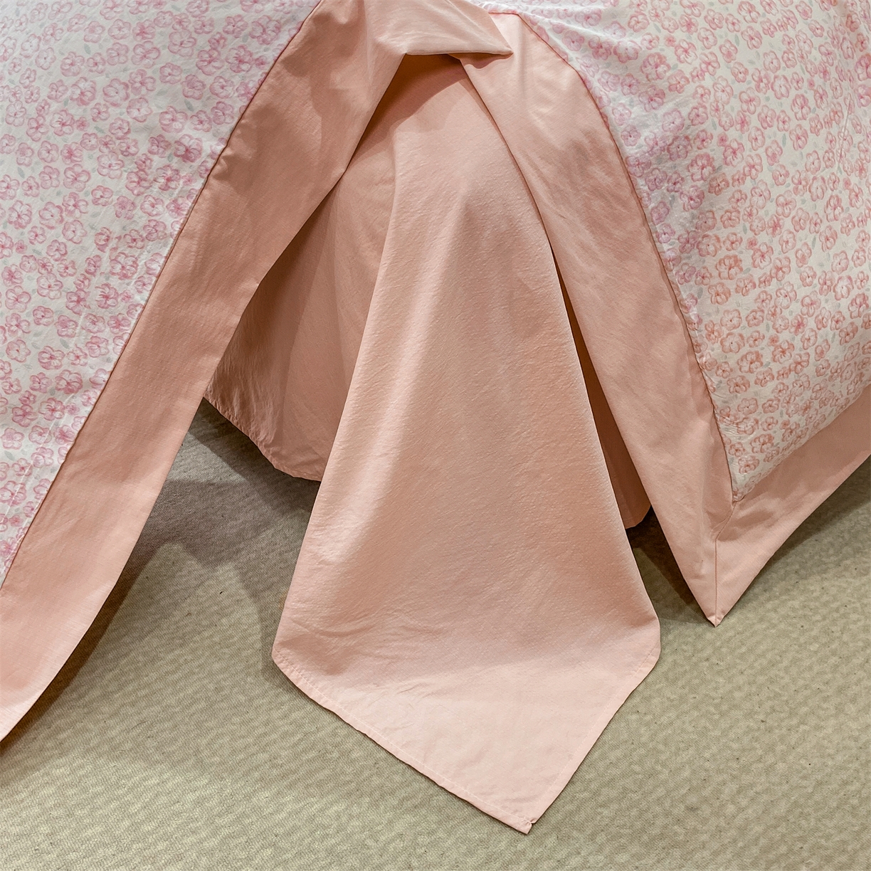 91家纺网 家纺一手货源 找家纺 慕木家纺 2026新款A类印花拼角工艺慕斯棉四件套系列（抽空压缩可供跨境）提供买家秀 甜梦熊+粉