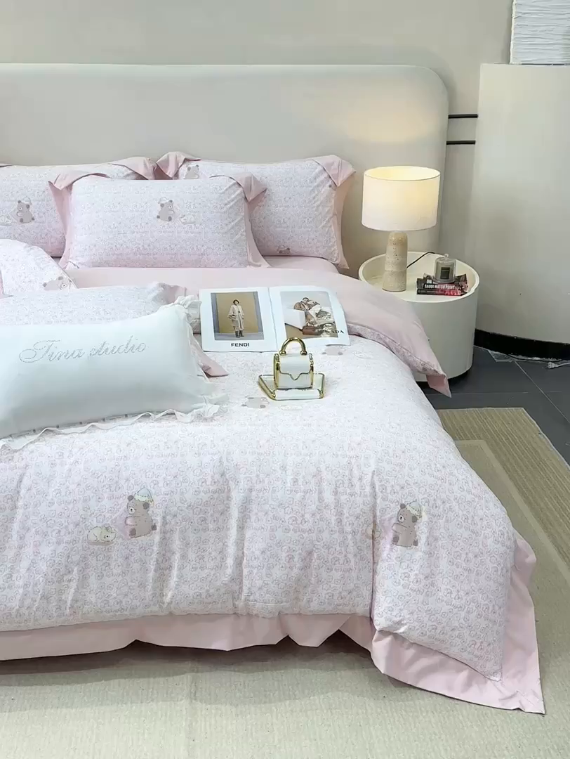 91家纺网 家纺一手货源 找家纺 慕木家纺 2026新款A类印花拼角工艺慕斯棉四件套系列（抽空压缩可供跨境）提供买家秀 甜梦熊+粉