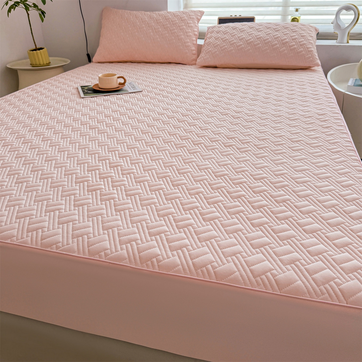 91家纺网 家纺一手货源 找家纺 雯豆家纺 2026新款10A抗菌氨纶凉感丝夏季冰皮床笠三件套简约纯色床垫保护套-风格二 时光氨纶凉感丝床笠-浅粉