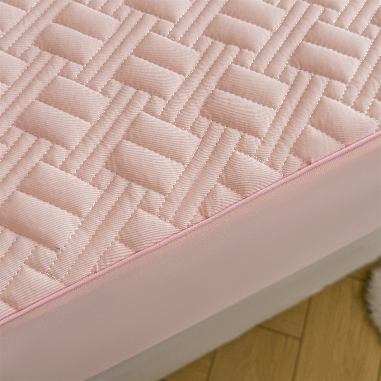 91家纺网 家纺一手货源 找家纺 雯豆家纺 2026新款10A抗菌氨纶凉感丝夏季冰皮床笠三件套简约纯色床垫保护套-风格二 时光氨纶凉感丝床笠-浅粉