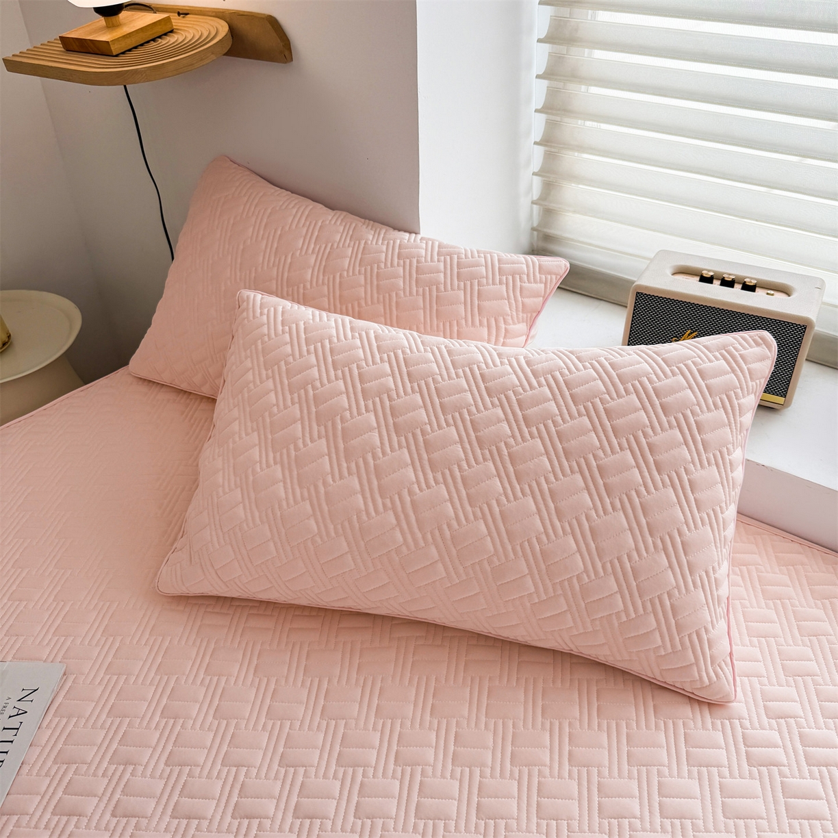 91家纺网 家纺一手货源 找家纺 雯豆家纺 2026新款10A抗菌氨纶凉感丝夏季冰皮床笠三件套简约纯色床垫保护套-风格二 时光氨纶凉感丝床笠-浅粉