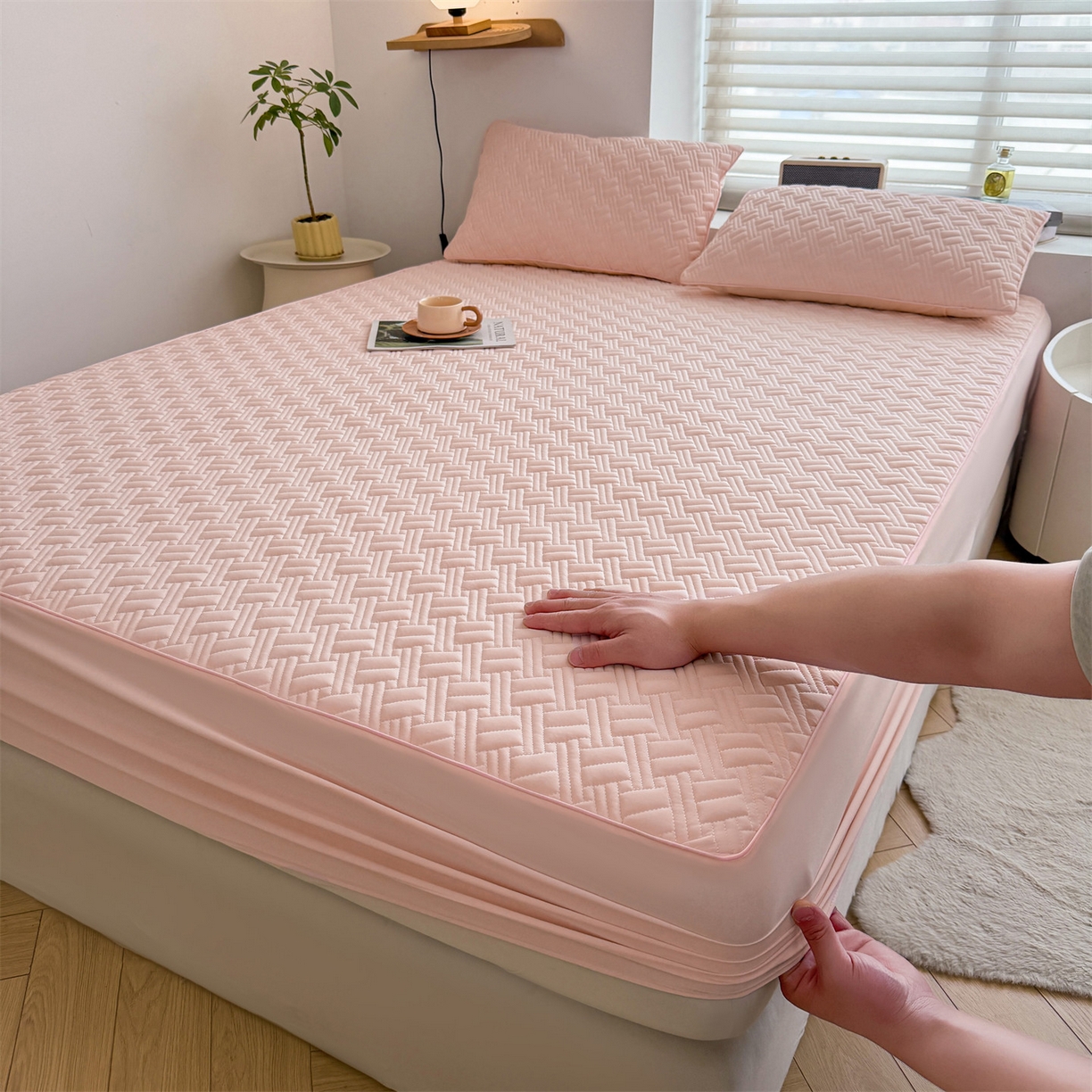 91家纺网 家纺一手货源 找家纺 雯豆家纺 2026新款10A抗菌氨纶凉感丝夏季冰皮床笠三件套简约纯色床垫保护套-风格二 时光氨纶凉感丝床笠-浅粉