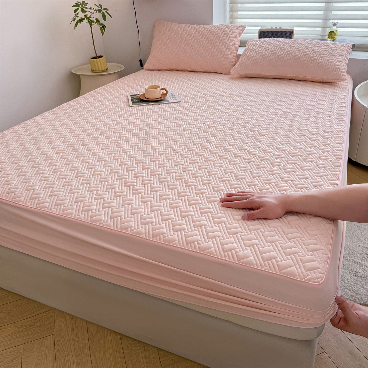 91家纺网 家纺一手货源 找家纺 雯豆家纺 2026新款10A抗菌氨纶凉感丝夏季冰皮床笠三件套简约纯色床垫保护套-风格二 时光氨纶凉感丝床笠-浅粉