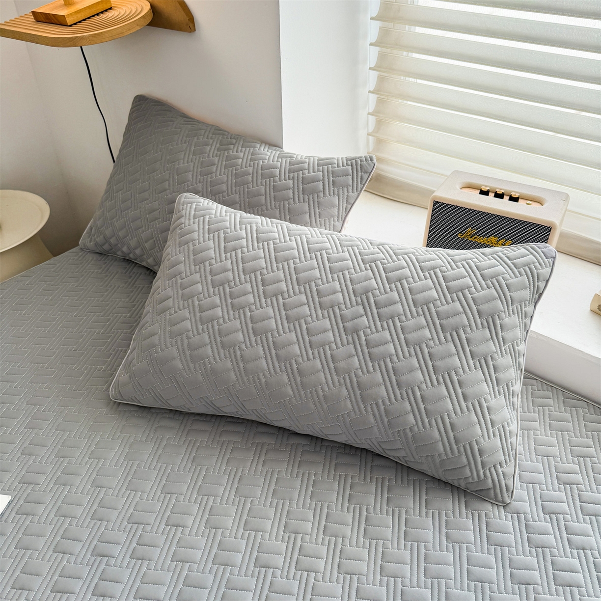 91家纺网 家纺一手货源 找家纺 雯豆家纺 2026新款10A抗菌氨纶凉感丝夏季冰皮床笠三件套简约纯色床垫保护套-风格二 时光氨纶凉感丝床笠-深灰