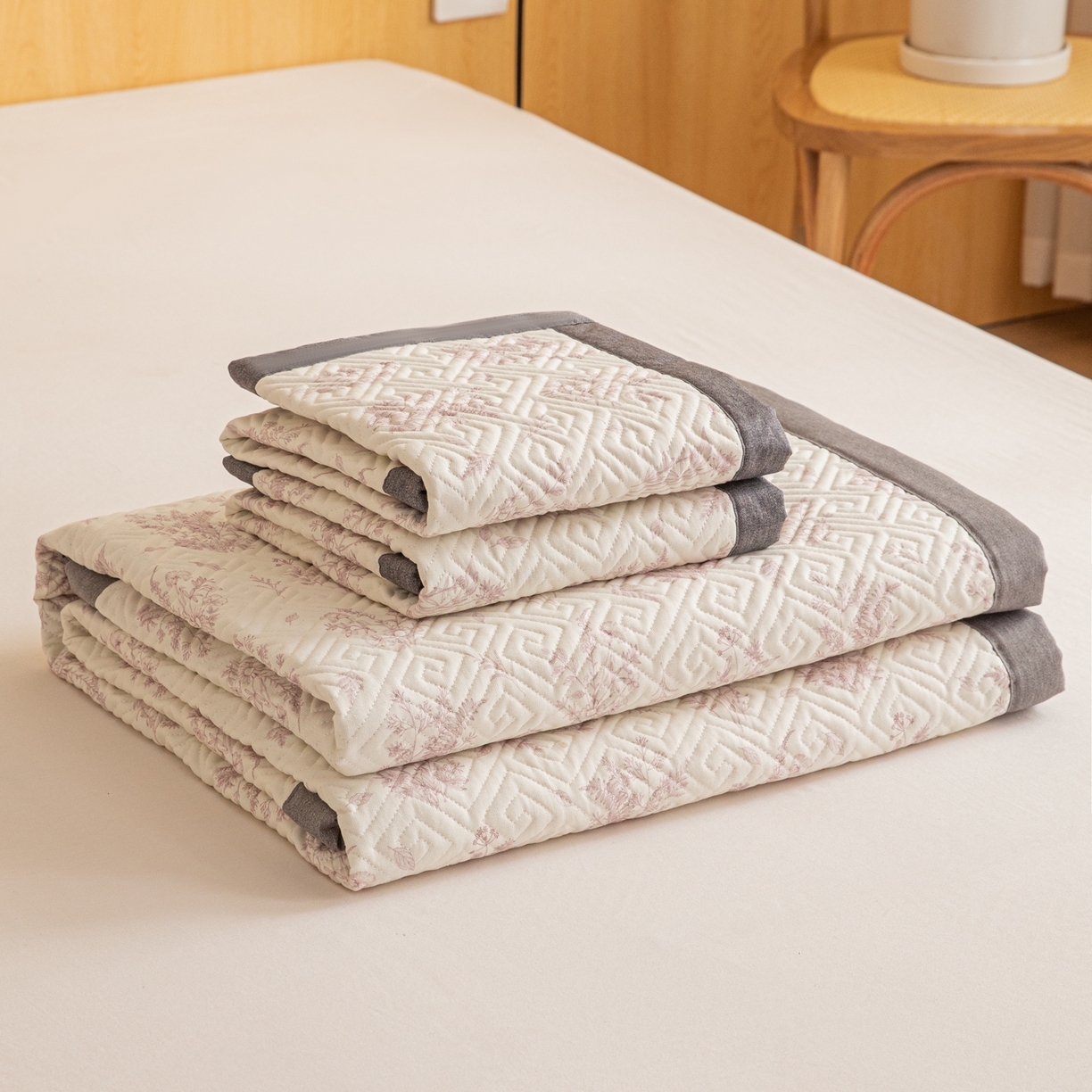 91家纺网 家纺一手货源 找家纺 女子家纺 2026新款宽边全棉纯棉老粗布绗缝夏季凉席席子 翠影-粉