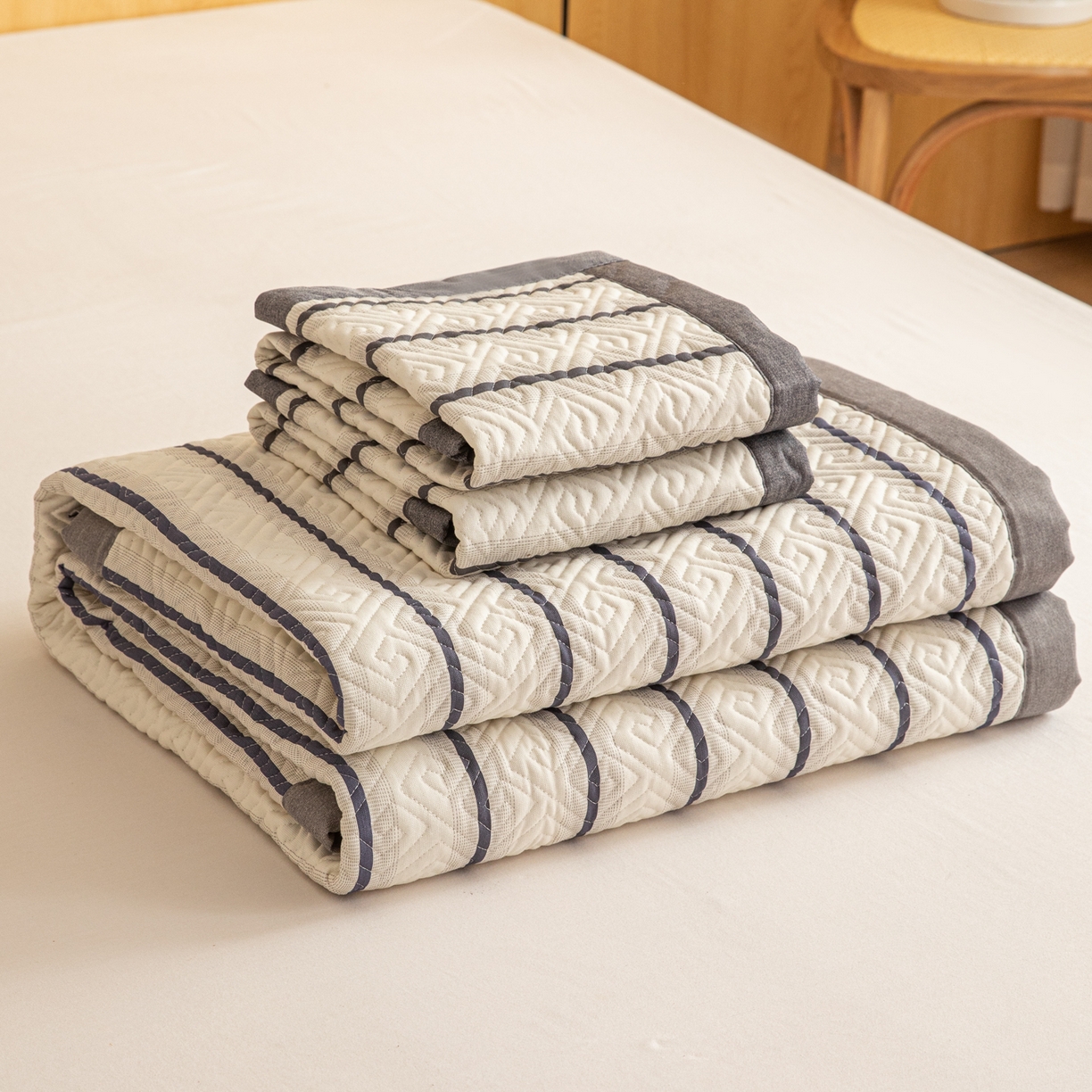 91家纺网 家纺一手货源 找家纺 女子家纺 2026新款宽边全棉纯棉老粗布绗缝夏季凉席席子 粗条-灰