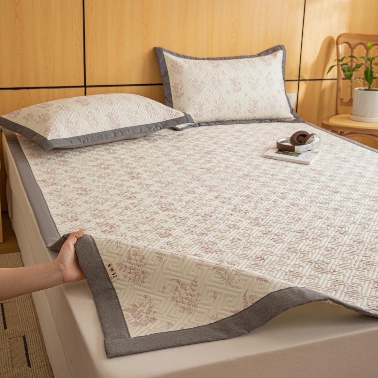 91家纺网 家纺一手货源 找家纺 女子家纺 2026新款宽边全棉纯棉老粗布绗缝夏季凉席席子 翠影-粉