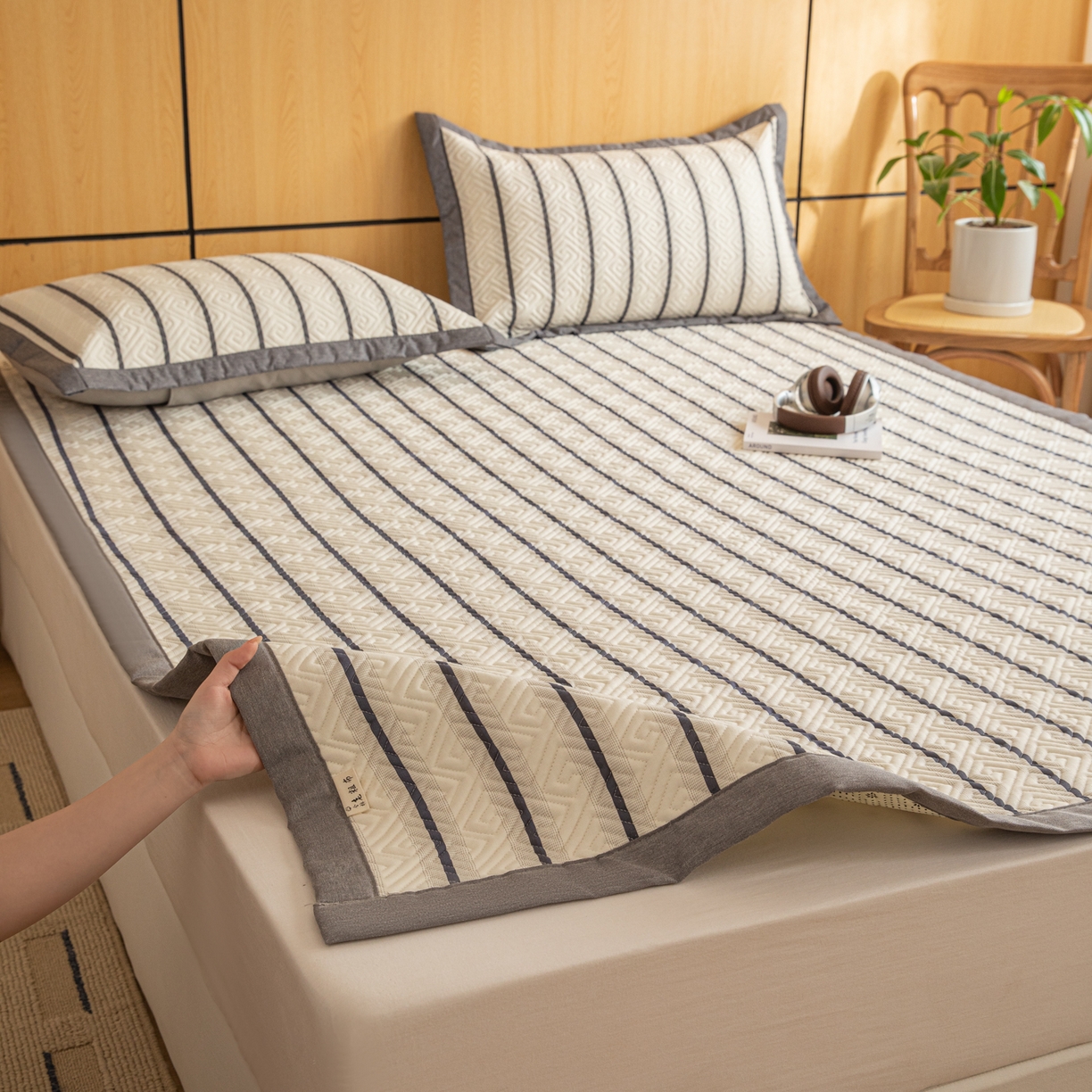 91家纺网 家纺一手货源 找家纺 女子家纺 2026新款宽边全棉纯棉老粗布绗缝夏季凉席席子 粗条-灰