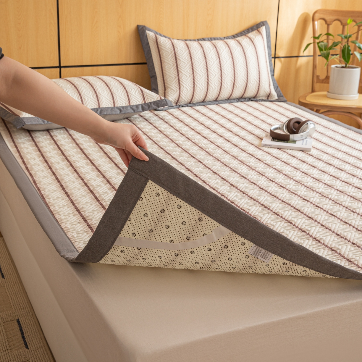 91家纺网 家纺一手货源 找家纺 女子家纺 2026新款宽边全棉纯棉老粗布绗缝夏季凉席席子 粗条-咖