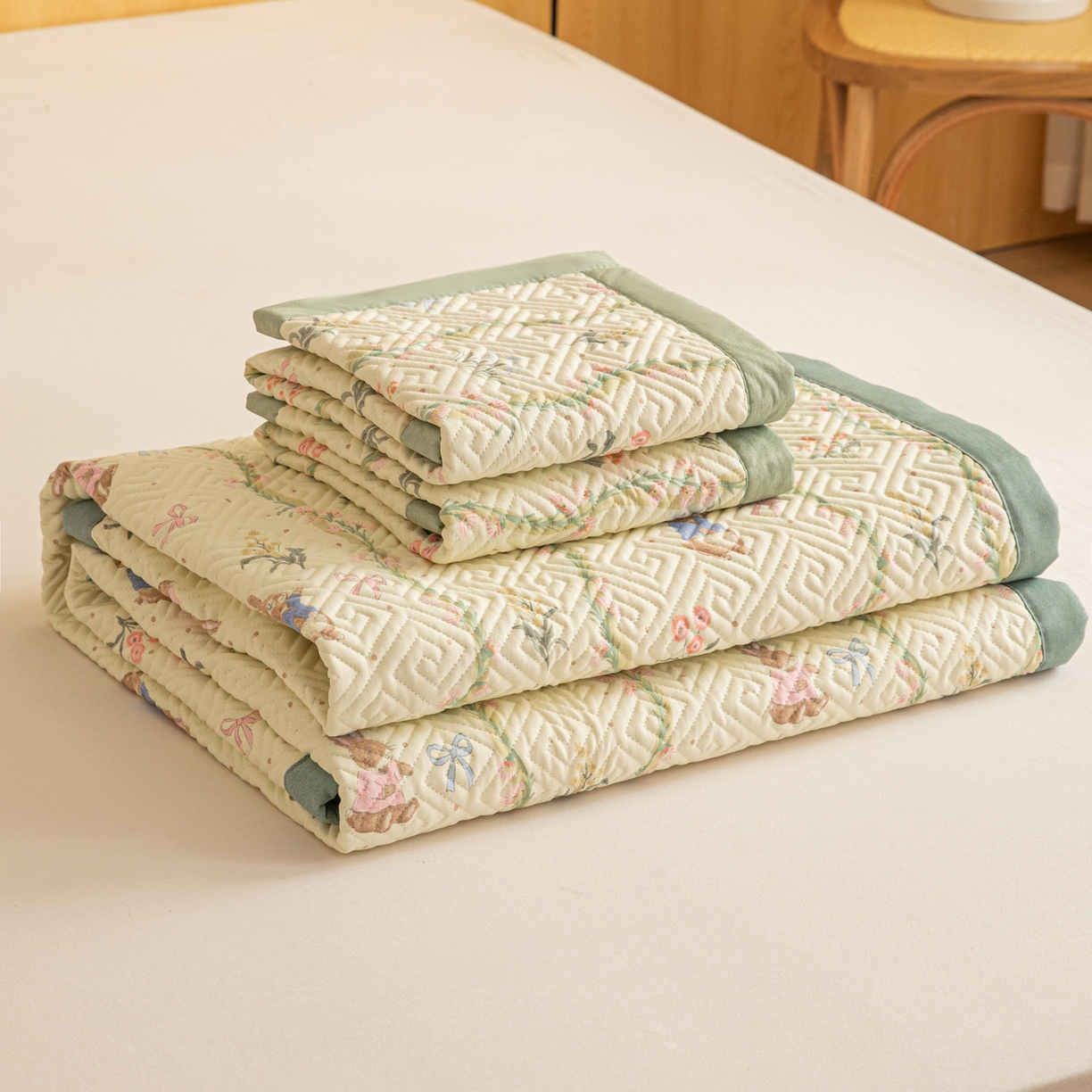 91家纺网 家纺一手货源 找家纺 女子家纺 2026新款宽边全棉纯棉老粗布绗缝夏季凉席席子 花间兔影