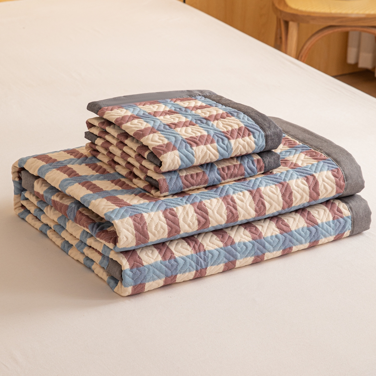 91家纺网 家纺一手货源 找家纺 女子家纺 2026新款宽边全棉纯棉老粗布绗缝夏季凉席席子 莫兰格