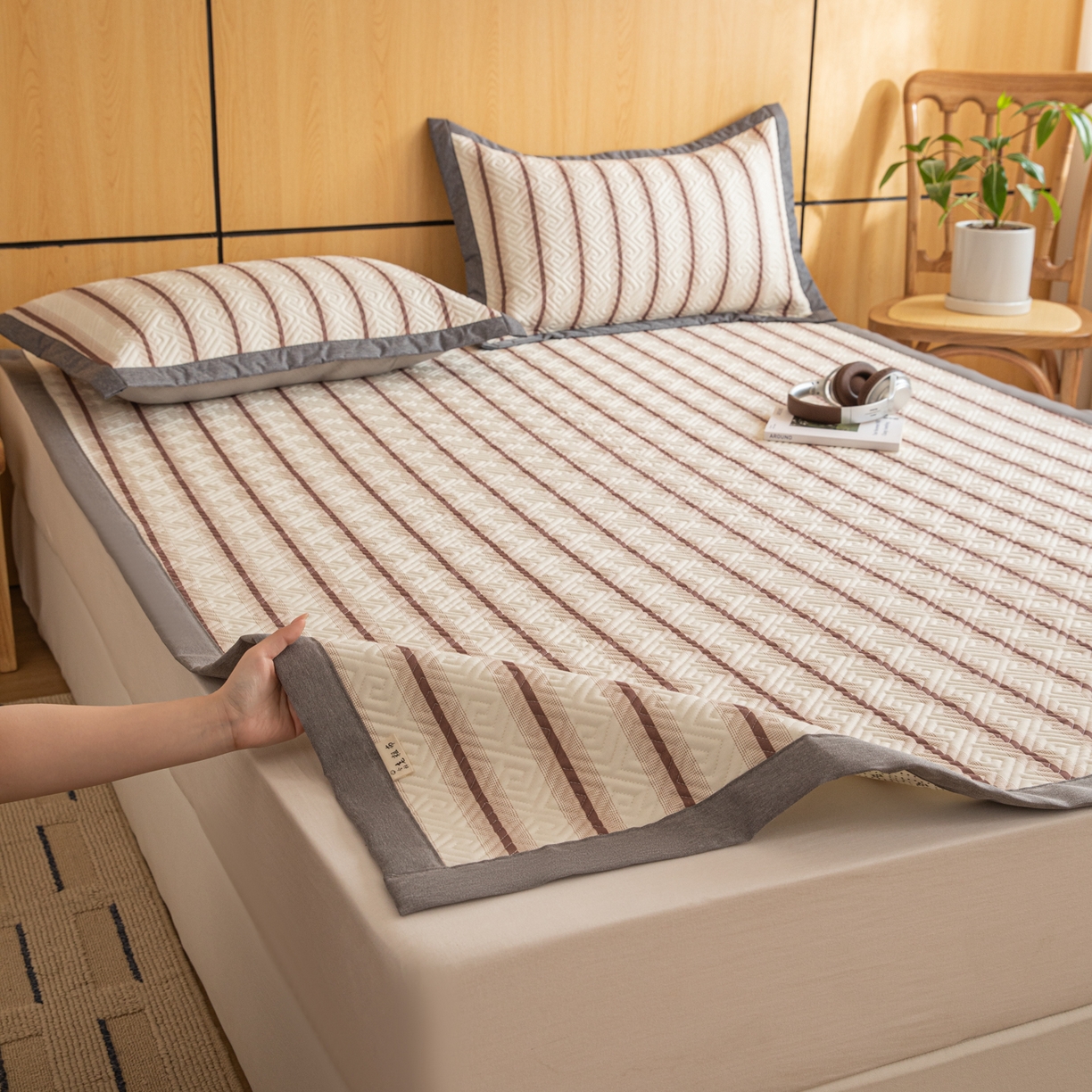 91家纺网 家纺一手货源 找家纺 女子家纺 2026新款宽边全棉纯棉老粗布绗缝夏季凉席席子 粗条-咖