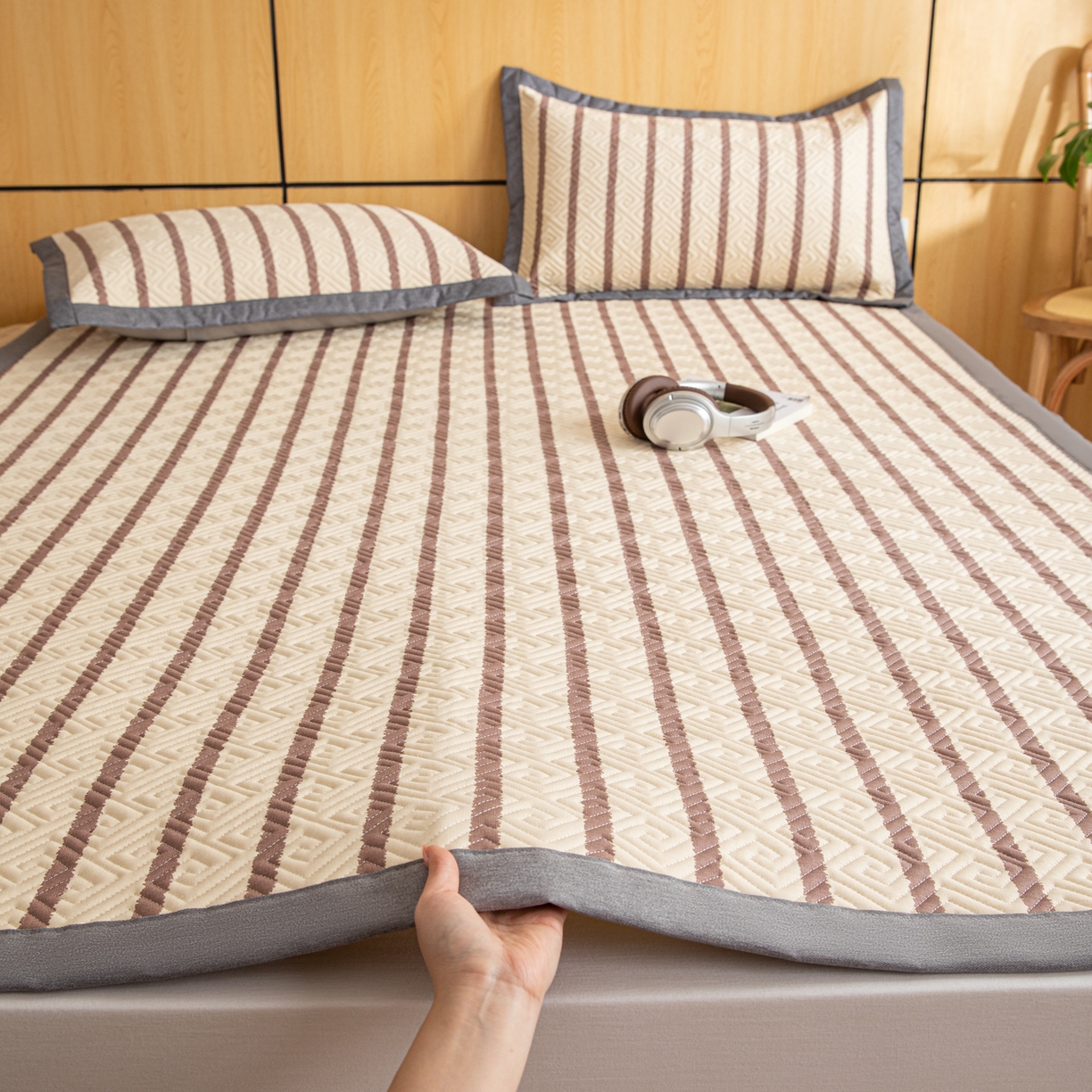 91家纺网 家纺一手货源 找家纺 女子家纺 2026新款宽边全棉纯棉老粗布绗缝夏季凉席席子 粗条-浅紫