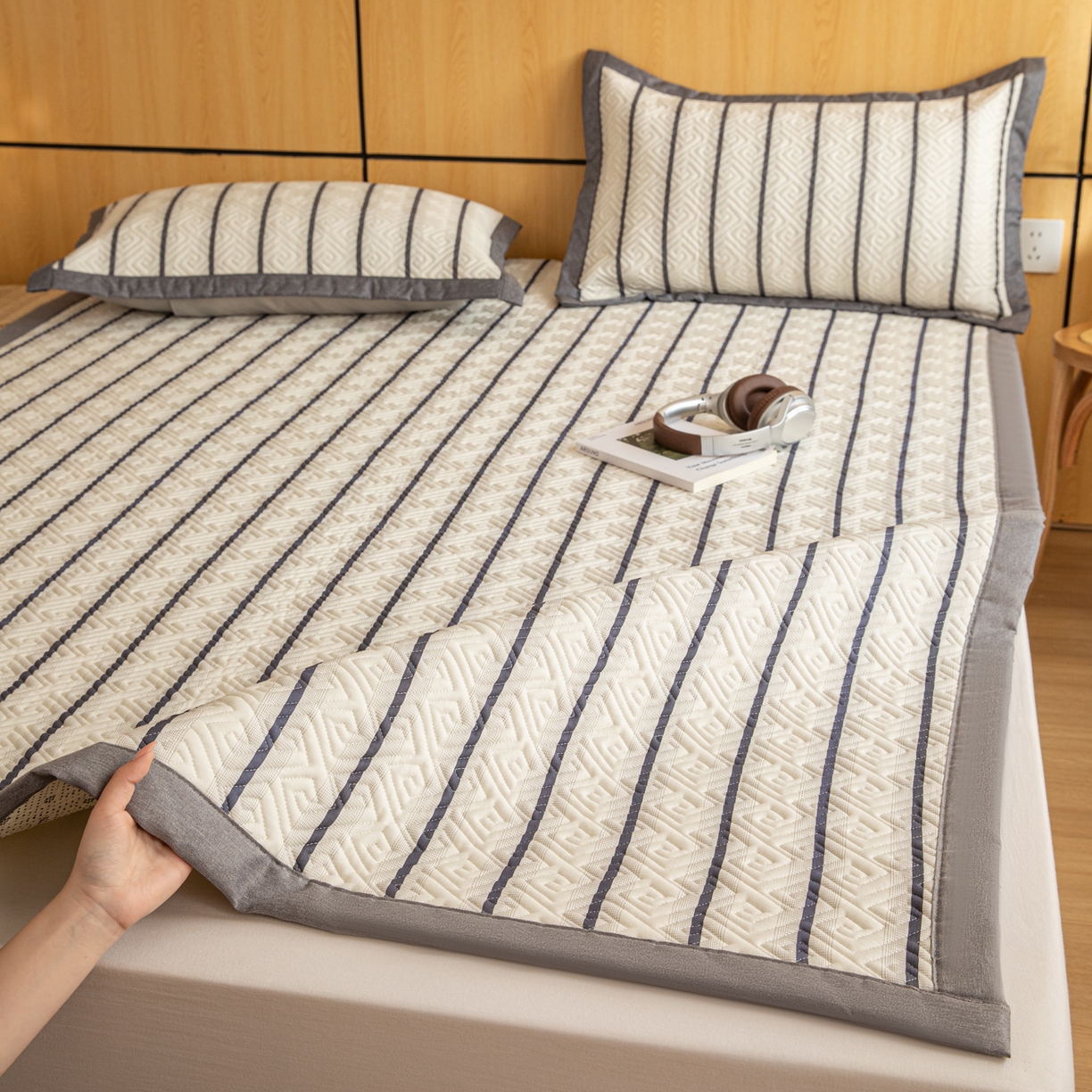 91家纺网 家纺一手货源 找家纺 女子家纺 2026新款宽边全棉纯棉老粗布绗缝夏季凉席席子 粗条-灰