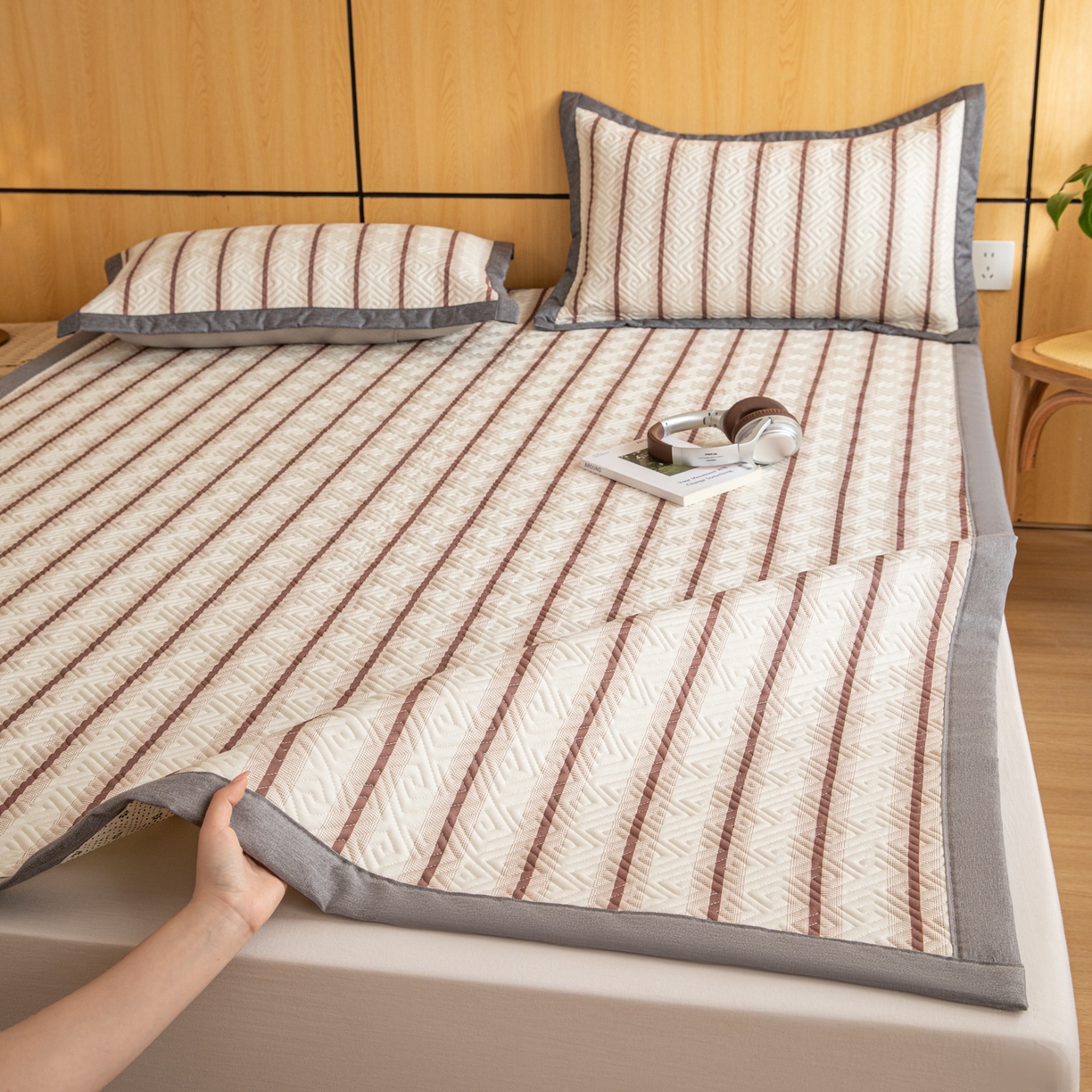 91家纺网 家纺一手货源 找家纺 女子家纺 2026新款宽边全棉纯棉老粗布绗缝夏季凉席席子 粗条-咖