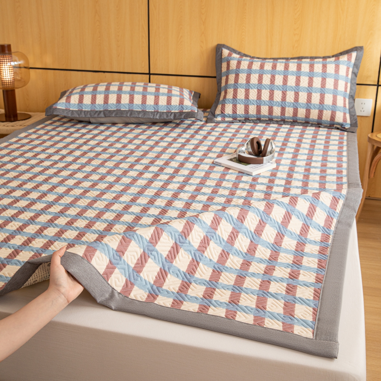 91家纺网 家纺一手货源 找家纺 女子家纺 2026新款宽边全棉纯棉老粗布绗缝夏季凉席席子 莫兰格