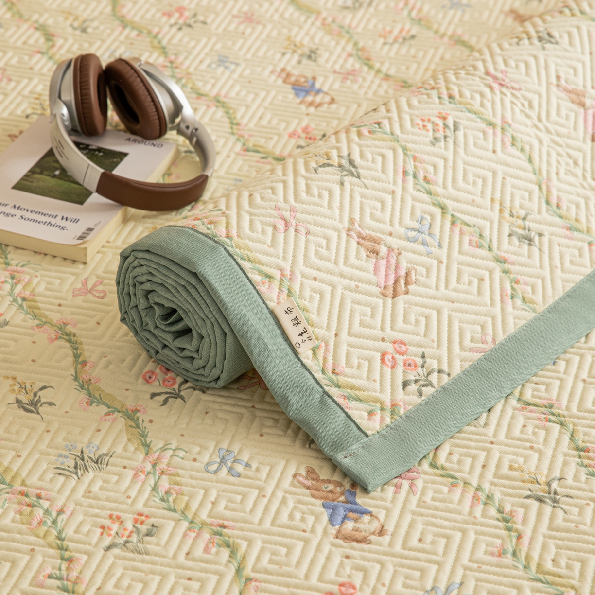 91家纺网 家纺一手货源 找家纺 女子家纺 2026新款宽边全棉纯棉老粗布绗缝夏季凉席席子 花间兔影