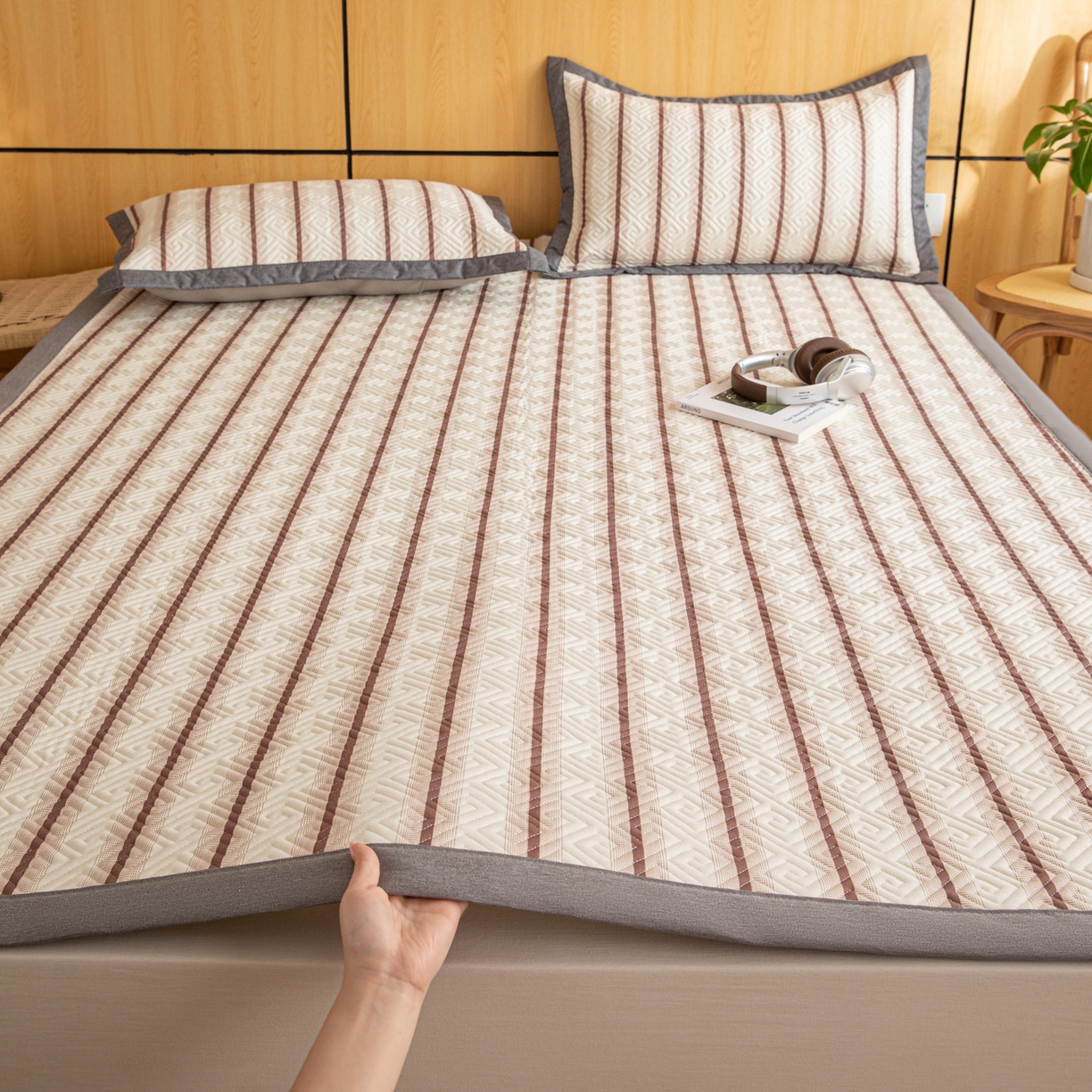 91家纺网 家纺一手货源 找家纺 女子家纺 2026新款宽边全棉纯棉老粗布绗缝夏季凉席席子 粗条-咖