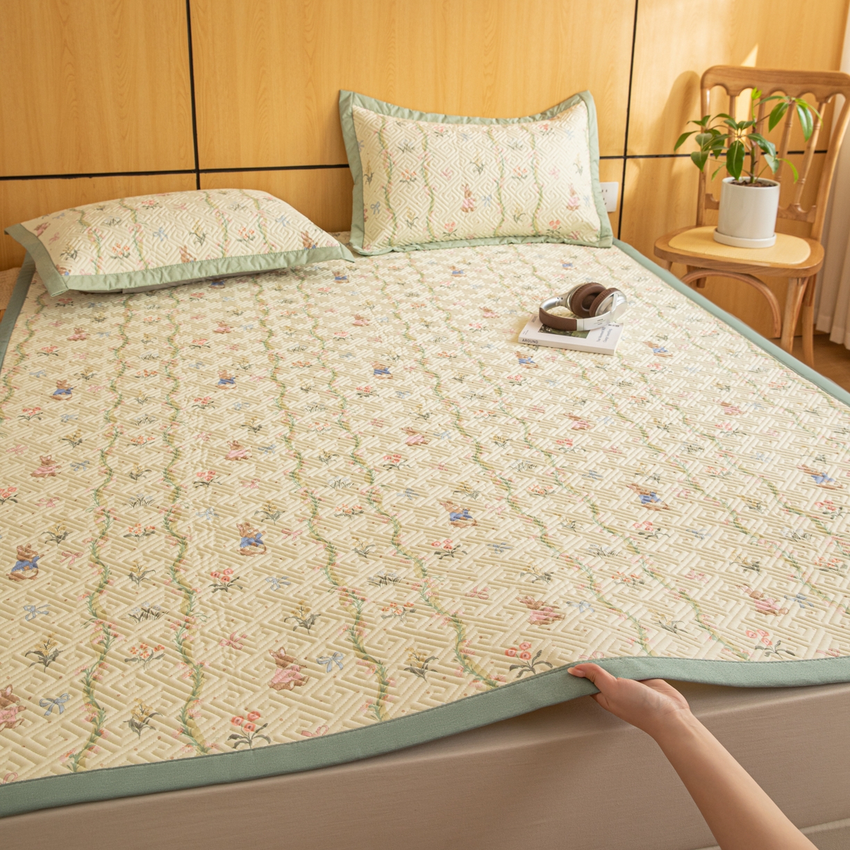 91家纺网 家纺一手货源 找家纺 女子家纺 2026新款宽边全棉纯棉老粗布绗缝夏季凉席席子 花间兔影