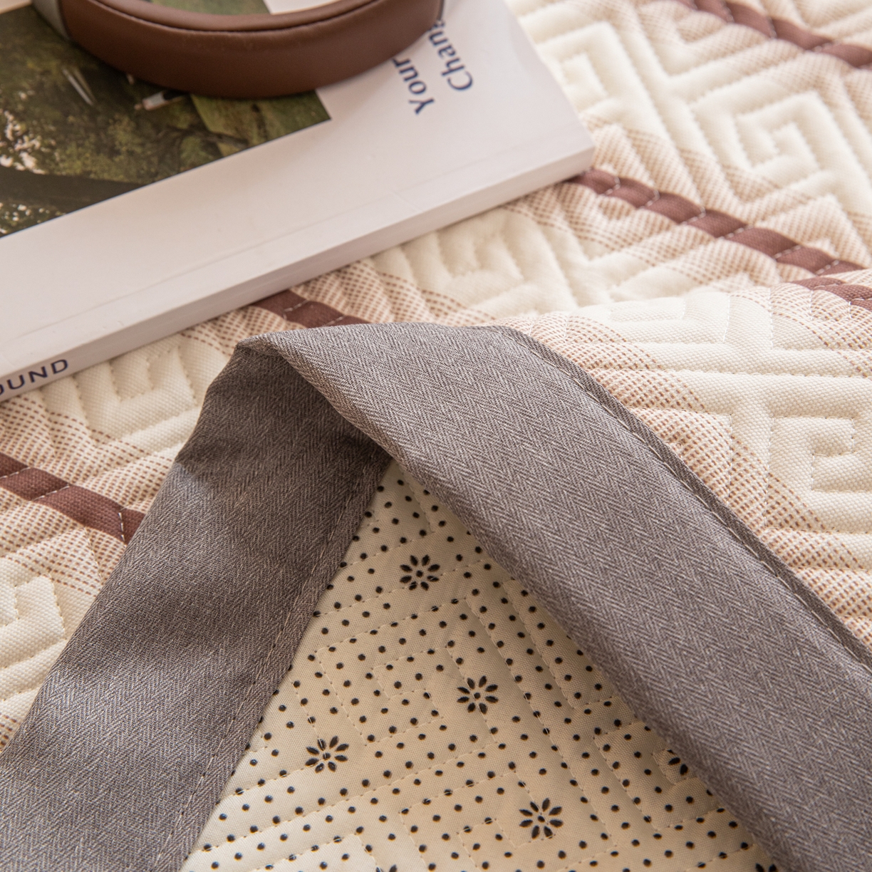 91家纺网 家纺一手货源 找家纺 女子家纺 2026新款宽边全棉纯棉老粗布绗缝夏季凉席席子 粗条-咖