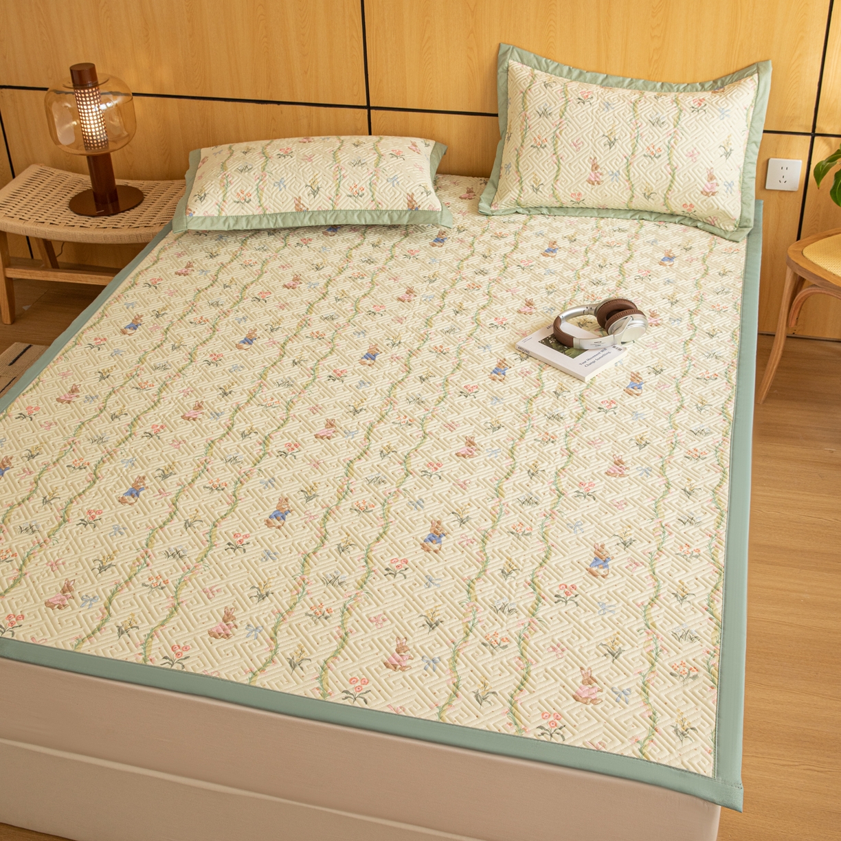 91家纺网 家纺一手货源 找家纺 女子家纺 2026新款宽边全棉纯棉老粗布绗缝夏季凉席席子 花间兔影