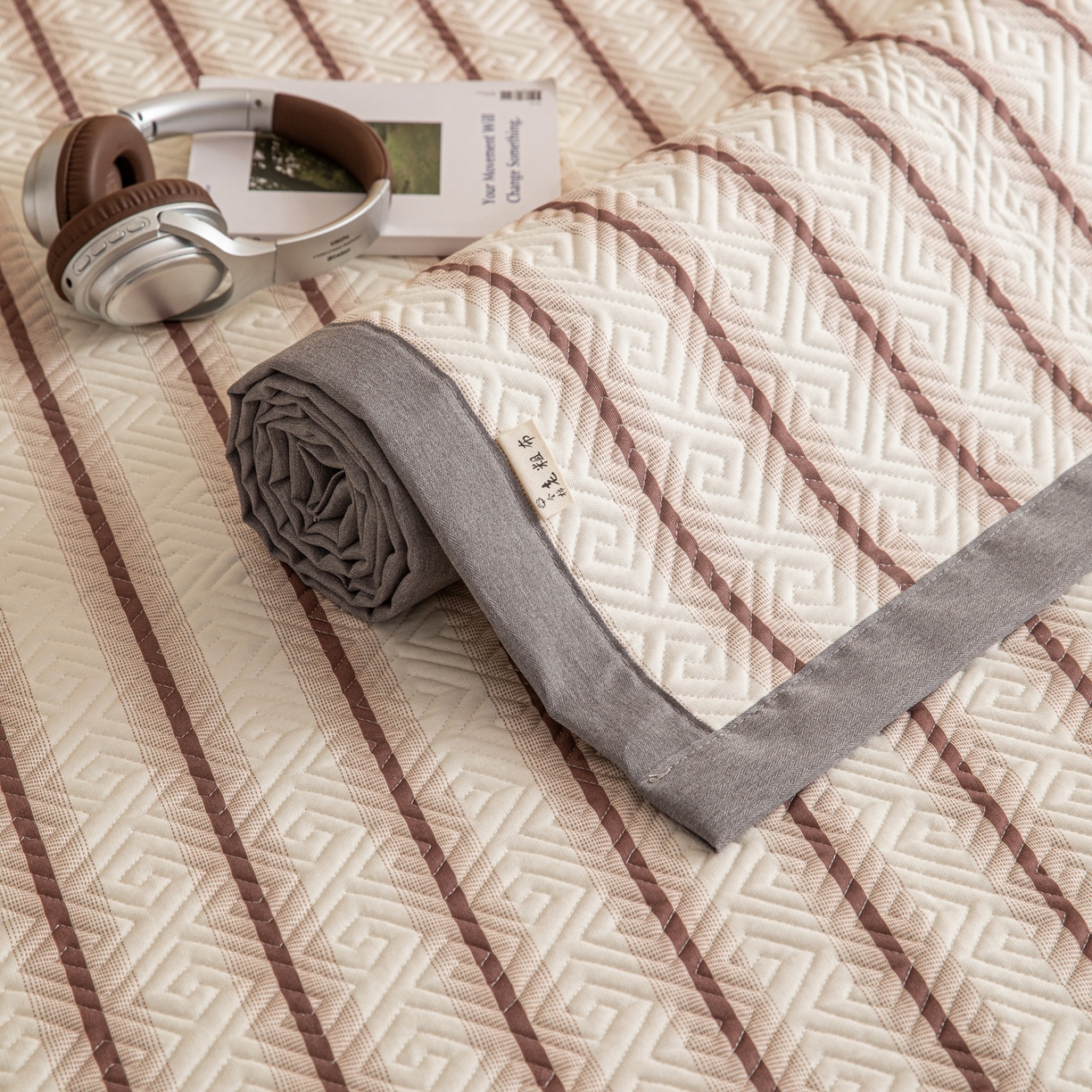 91家纺网 家纺一手货源 找家纺 女子家纺 2026新款宽边全棉纯棉老粗布绗缝夏季凉席席子 粗条-咖