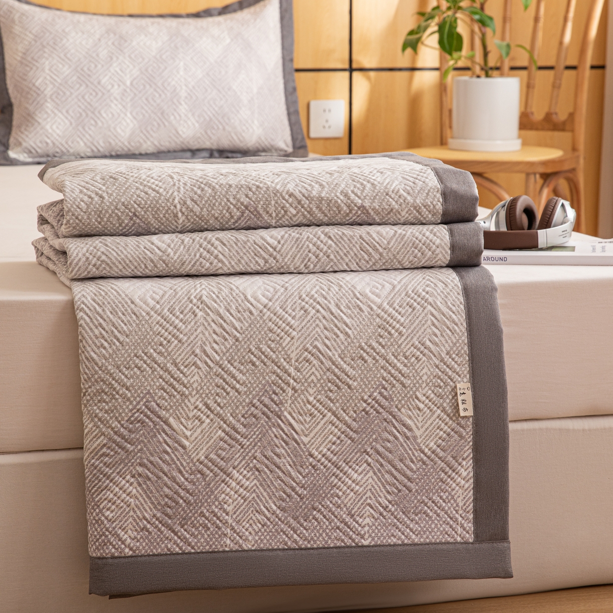 91家纺网 家纺一手货源 找家纺 女子家纺 2026新款宽边全棉纯棉老粗布绗缝夏季凉席席子 肌理灰