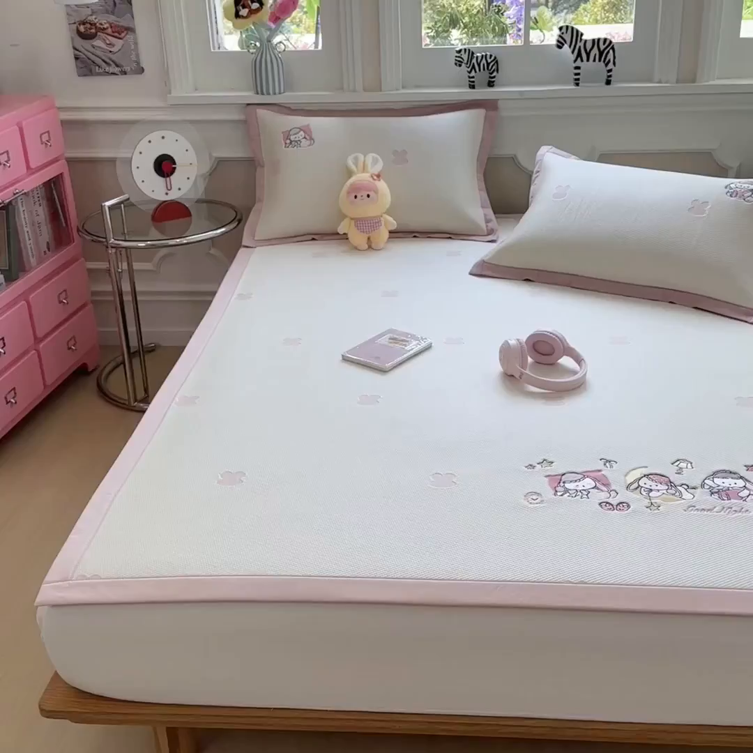 91家纺网 家纺一手货源 找家纺 （总）眠多宝（绒多宝） 2026新款卡通网红风系列凉豆豆三件套 凉豆豆印加绣系列 A类凉豆豆床席床笠--床席款