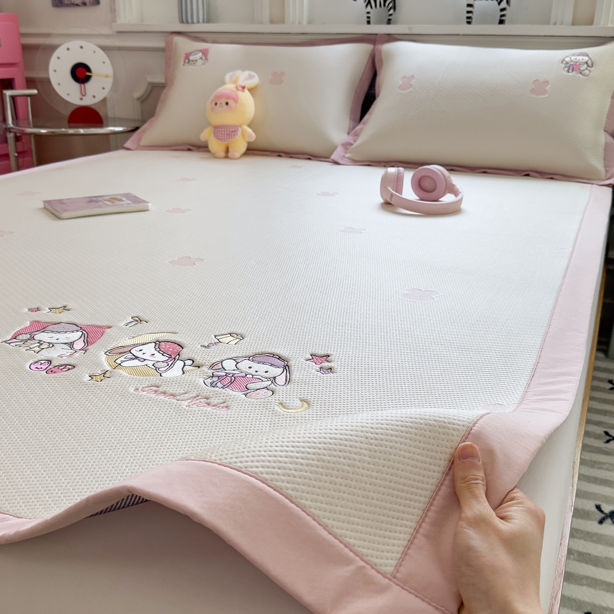 91家纺网 家纺一手货源 找家纺 （总）眠多宝（绒多宝） 2026新款卡通网红风系列凉豆豆三件套 凉豆豆印加绣系列 A类凉豆豆床席床笠--床席款