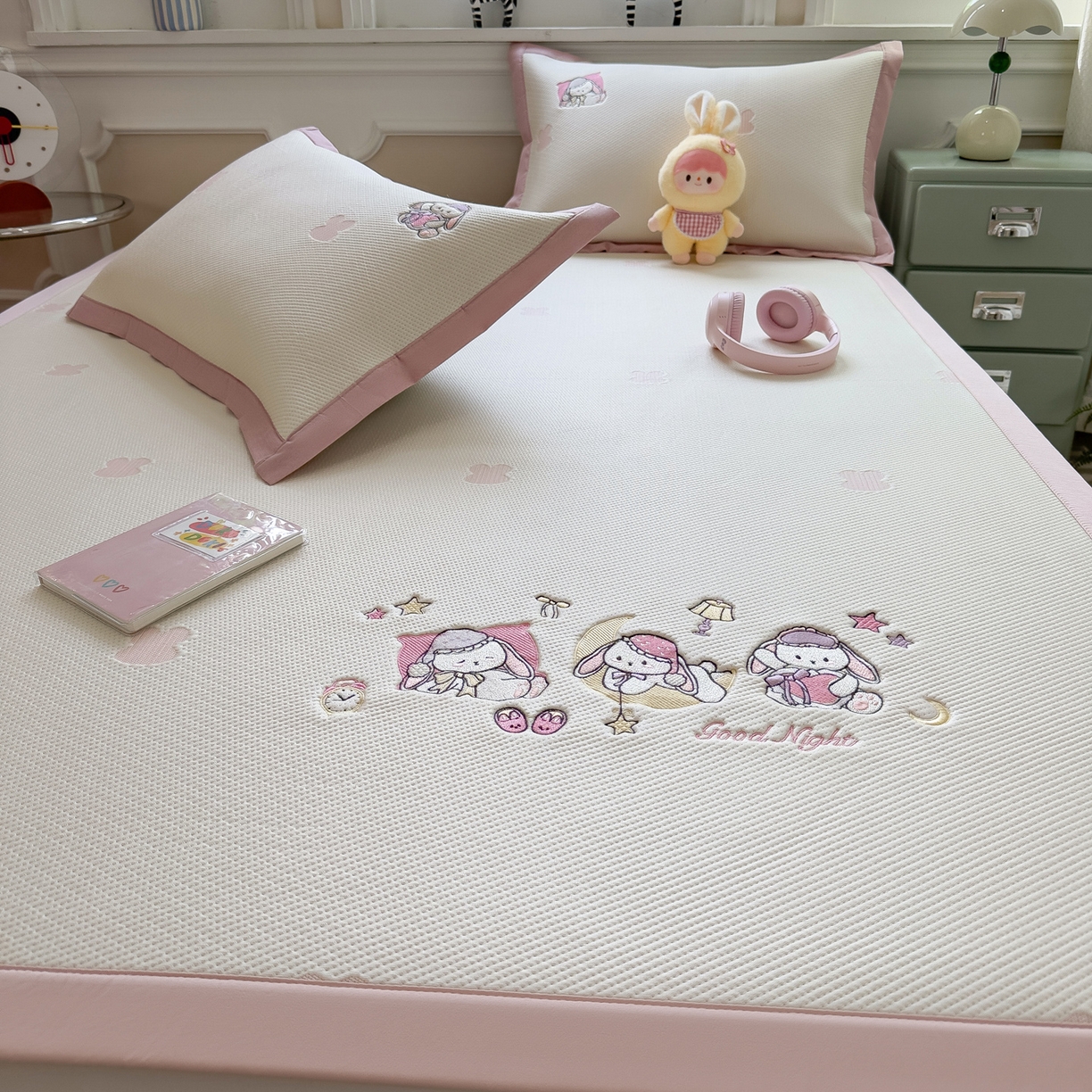 91家纺网 家纺一手货源 找家纺 （总）眠多宝（绒多宝） 2026新款卡通网红风系列凉豆豆三件套 凉豆豆印加绣系列 A类凉豆豆床席床笠--床席款