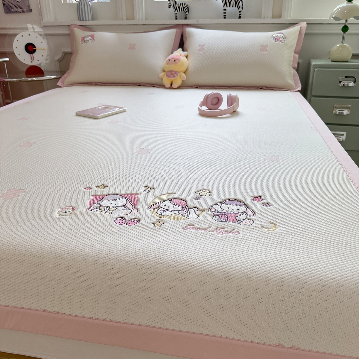 91家纺网 家纺一手货源 找家纺 （总）眠多宝（绒多宝） 2026新款卡通网红风系列凉豆豆三件套 凉豆豆印加绣系列 A类凉豆豆床席床笠--床席款