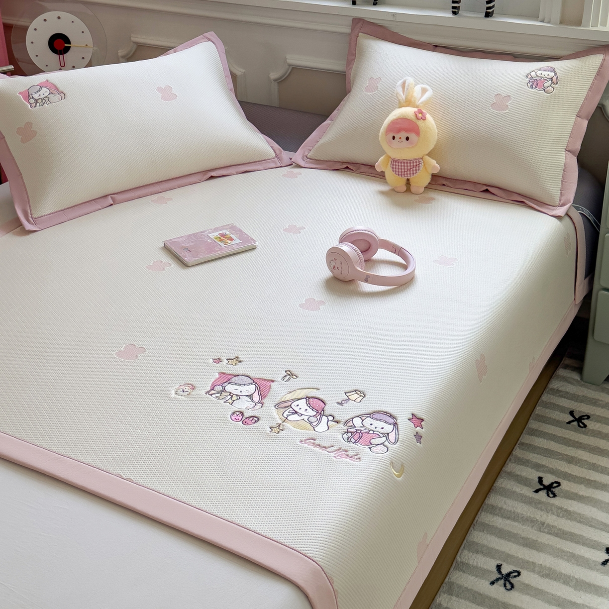 91家纺网 家纺一手货源 找家纺 （总）眠多宝（绒多宝） 2026新款卡通网红风系列凉豆豆三件套 凉豆豆印加绣系列 A类凉豆豆床席床笠--床席款