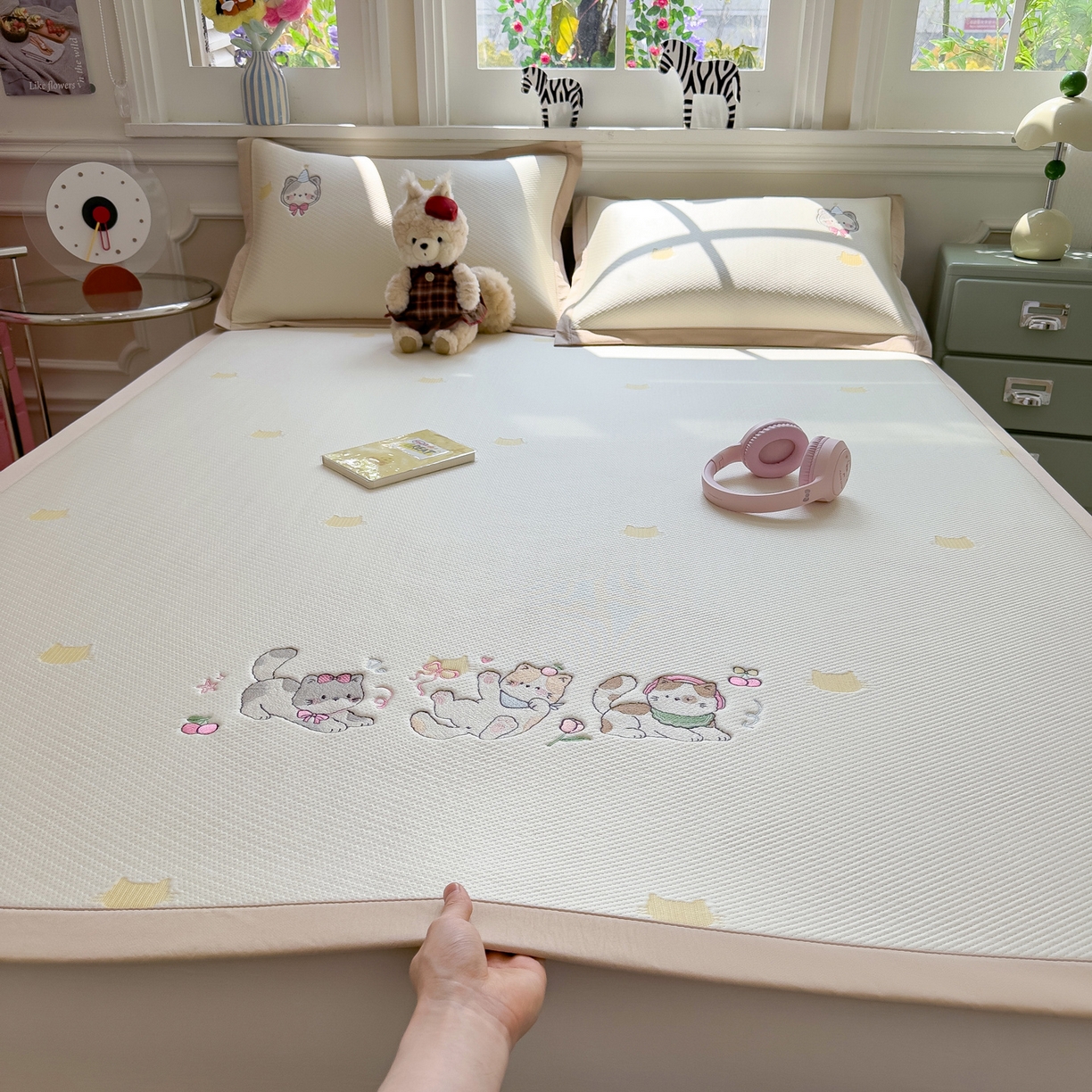 91家纺网 家纺一手货源 找家纺 （总）眠多宝（绒多宝） 2026新款卡通网红风系列凉豆豆三件套 凉豆豆印加绣系列 A类凉豆豆床席床笠--床席款