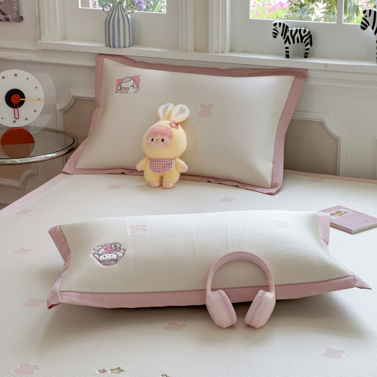 91家纺网 家纺一手货源 找家纺 眠多宝（绒多宝） 2026新款卡通网红风系列凉豆豆三件套 凉豆豆印加绣系列 A类凉豆豆床席床笠--床席款 晚安兔