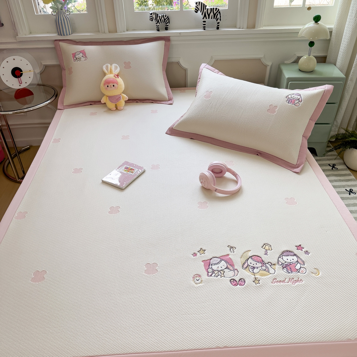 91家纺网 家纺一手货源 找家纺 眠多宝（绒多宝） 2026新款卡通网红风系列凉豆豆三件套 凉豆豆印加绣系列 A类凉豆豆床席床笠--床席款 晚安兔
