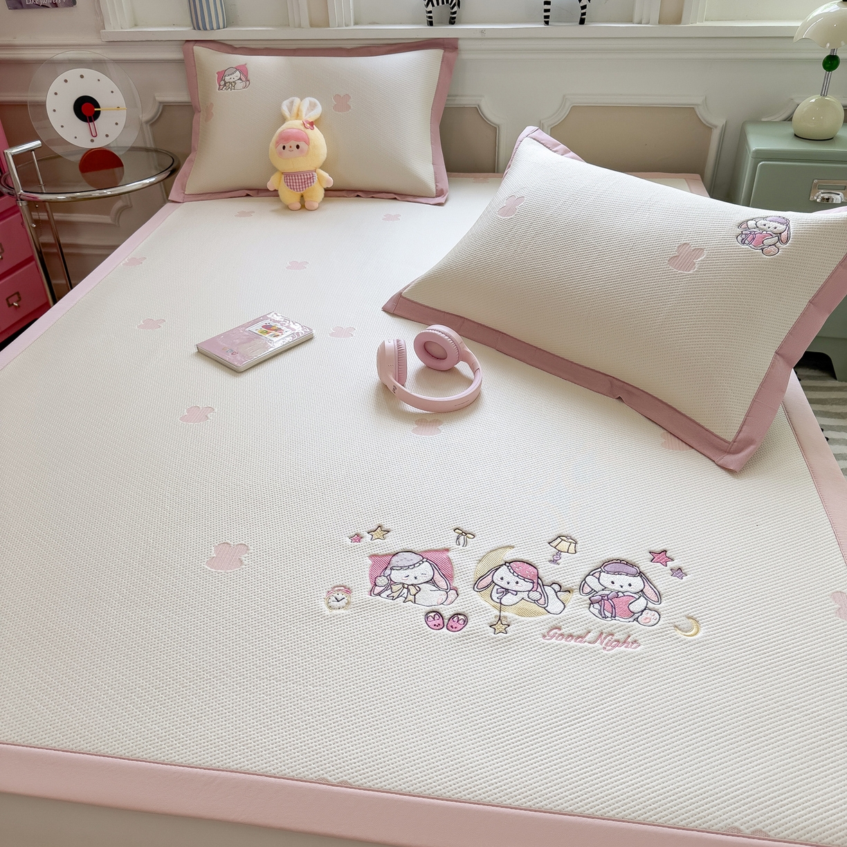 91家纺网 家纺一手货源 找家纺 眠多宝（绒多宝） 2026新款卡通网红风系列凉豆豆三件套 凉豆豆印加绣系列 A类凉豆豆床席床笠--床席款 晚安兔