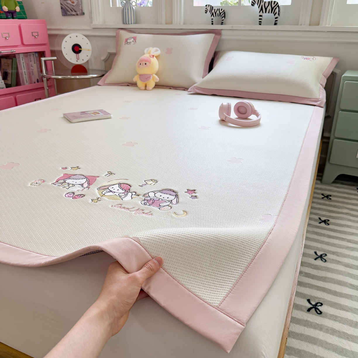 91家纺网 家纺一手货源 找家纺 眠多宝（绒多宝） 2026新款卡通网红风系列凉豆豆三件套 凉豆豆印加绣系列 A类凉豆豆床席床笠--床席款 晚安兔
