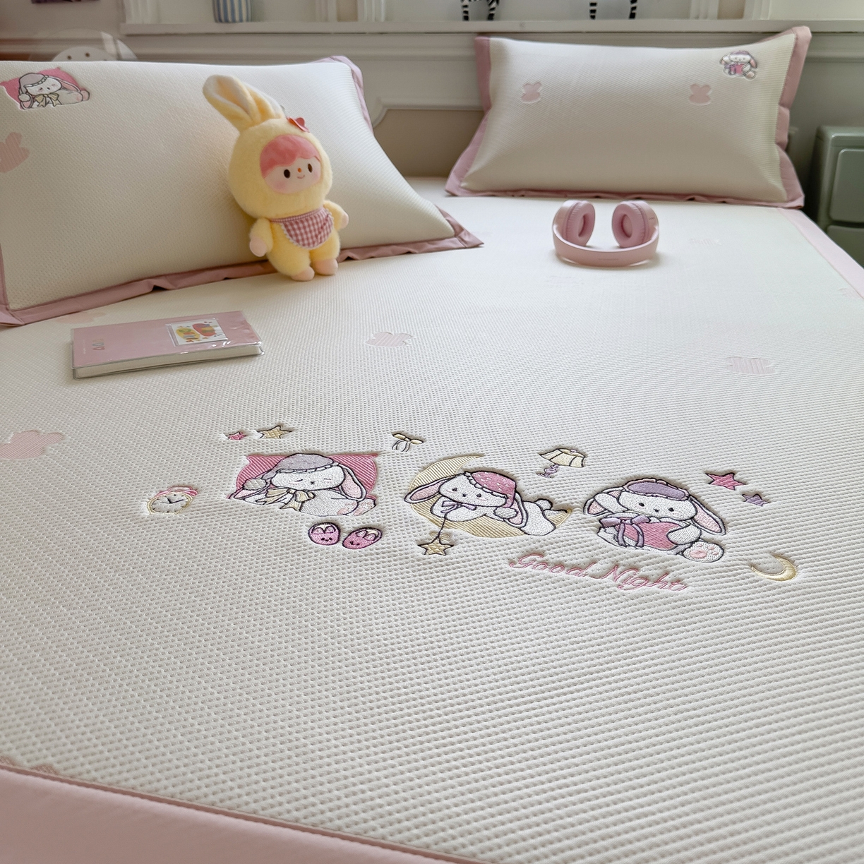 91家纺网 家纺一手货源 找家纺 眠多宝（绒多宝） 2026新款卡通网红风系列凉豆豆三件套 凉豆豆印加绣系列 A类凉豆豆床席床笠--床席款 晚安兔