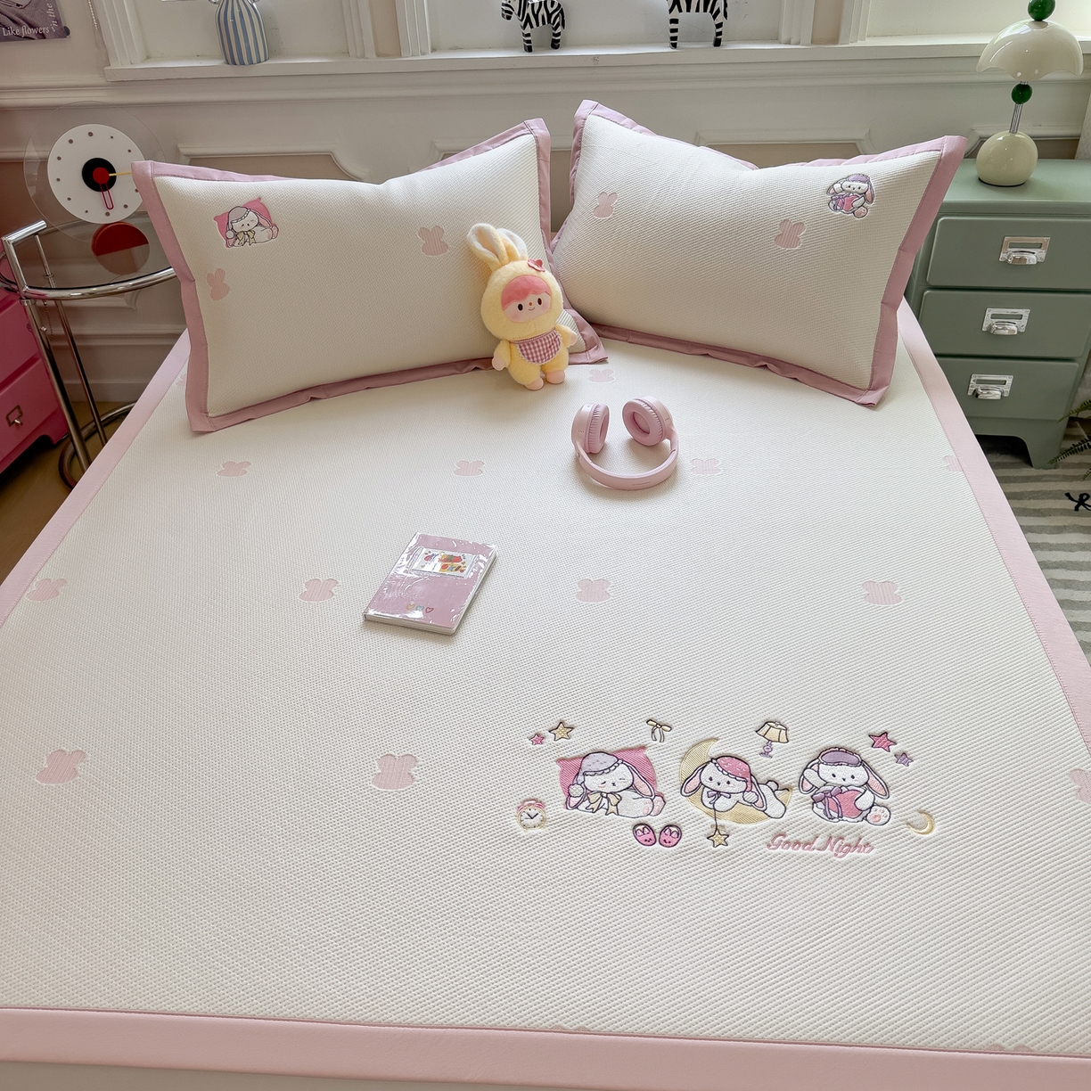 91家纺网 家纺一手货源 找家纺 眠多宝（绒多宝） 2026新款卡通网红风系列凉豆豆三件套 凉豆豆印加绣系列 A类凉豆豆床席床笠--床席款 晚安兔